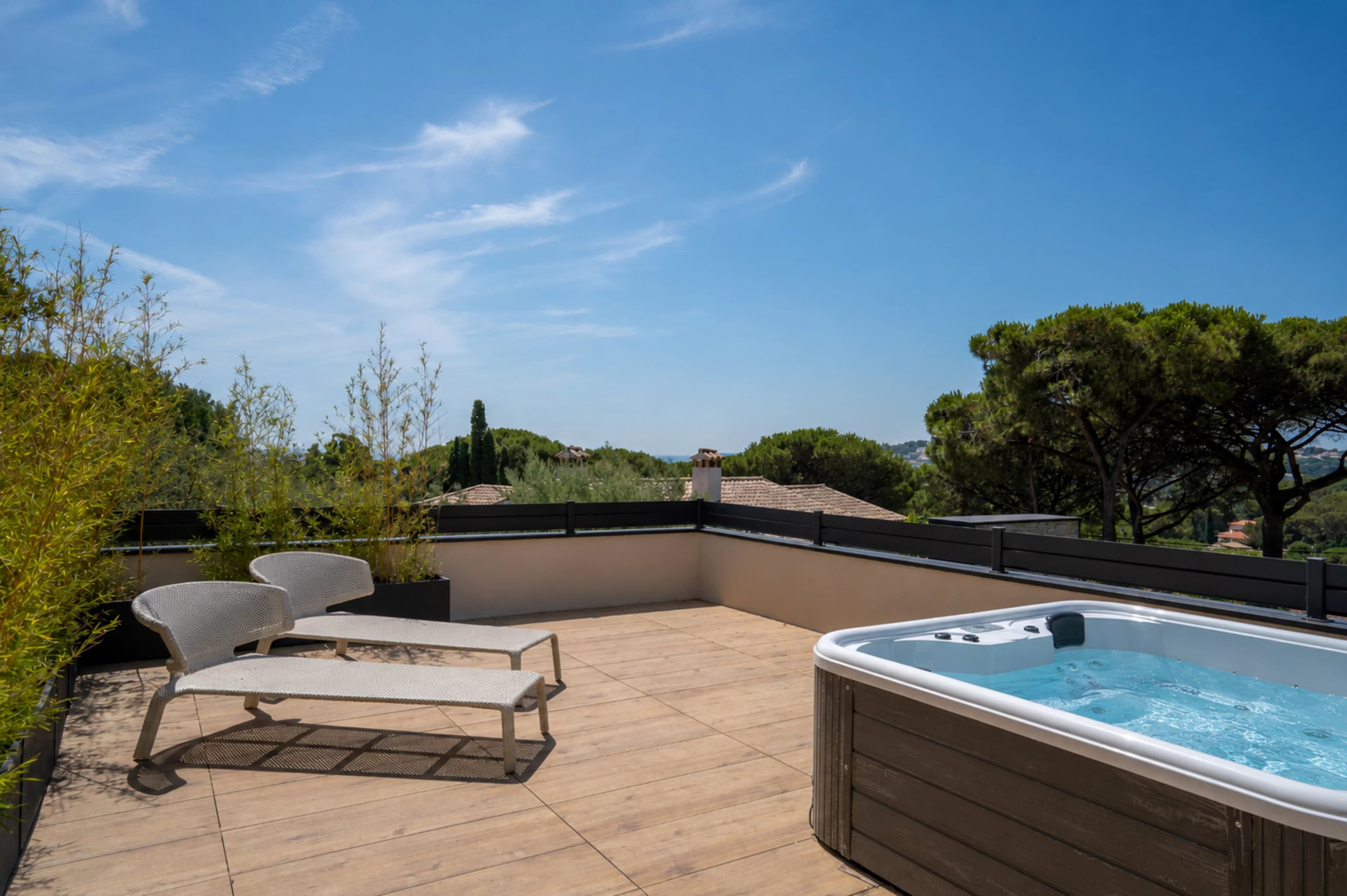 SAINTE-MAXIME - JOLIE VILLA CONTEMPORAINE DE 230m² - A PIEDS DE LA PLAGE DE LA NARTELLE - Photo 16