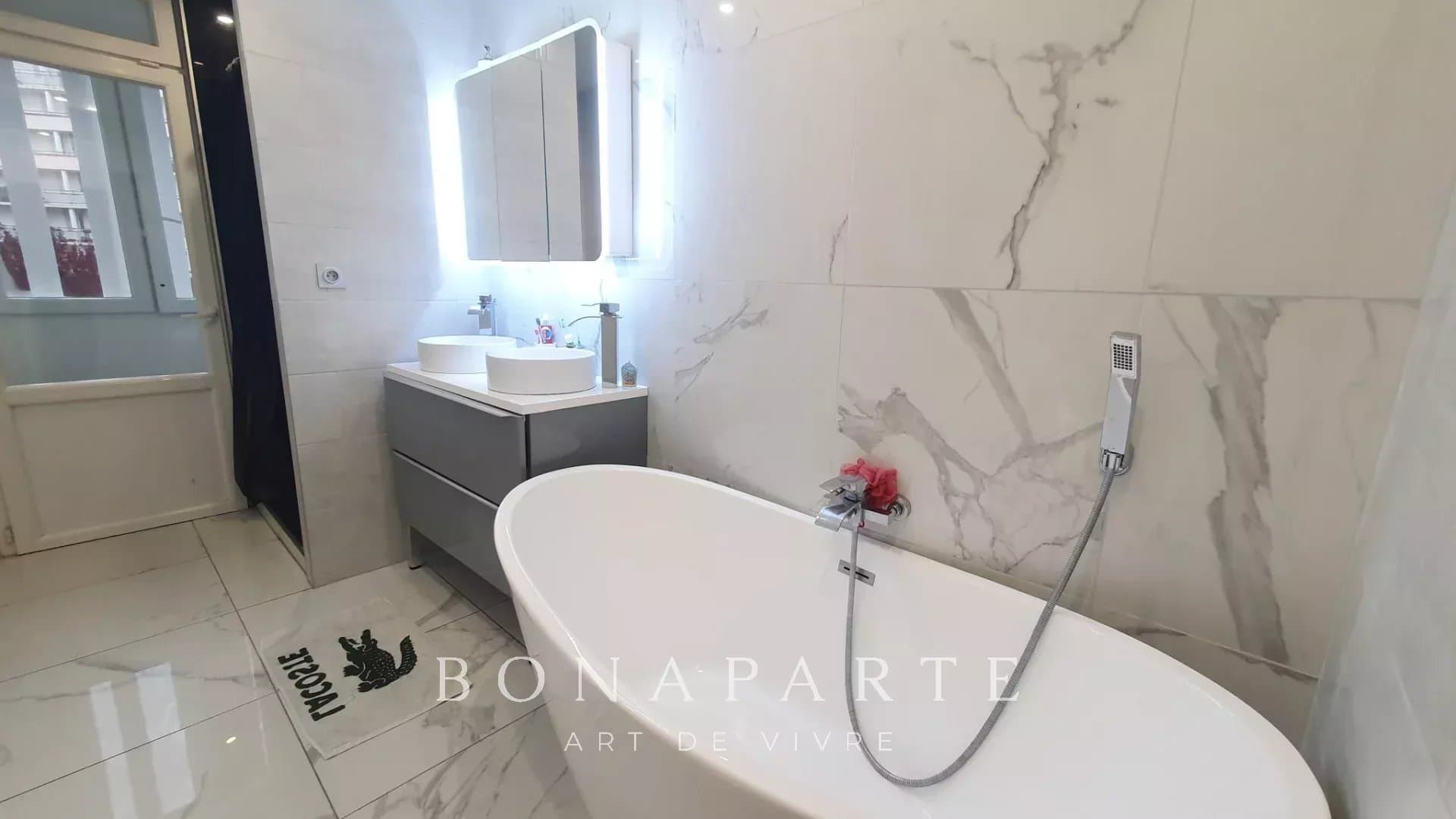 Appartement spacieux et lumineux avec balcons et cave - Photo 4
