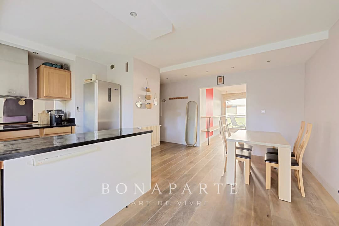 Appartement traversant avec deux terrasses - Photo 2