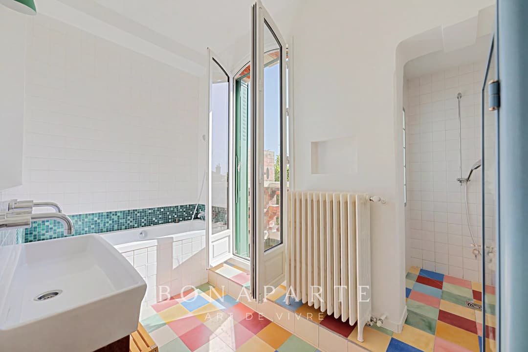 Vue Tour Eiffel – Maison familiale de 219 m² avec jardin de 550 m² – Adresse confidentielle - Photo 15