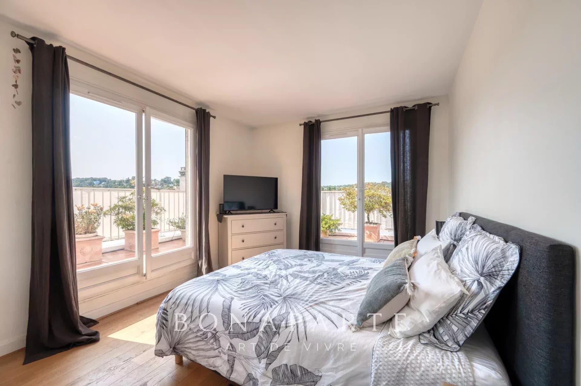 Dernier étage avec terrasse - Photo 9