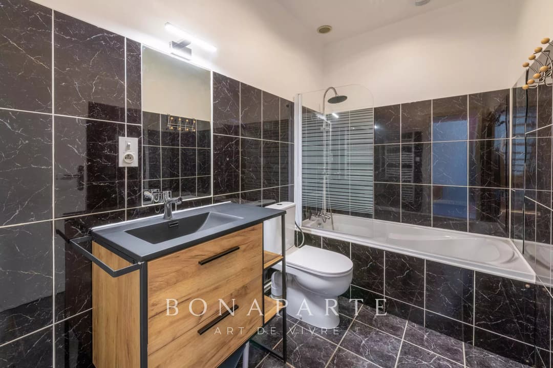 ROANNE - BEL APPARTEMENT LUMINEUX / 3 CHAMBRES - TERRASSE ET CAVE - Photo 8