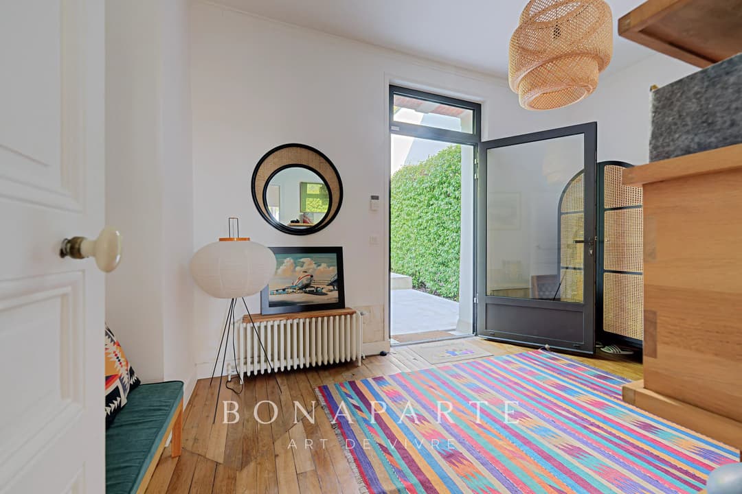 Vue Tour Eiffel – Maison familiale de 219 m² avec jardin de 550 m² – Adresse confidentielle - Photo 12