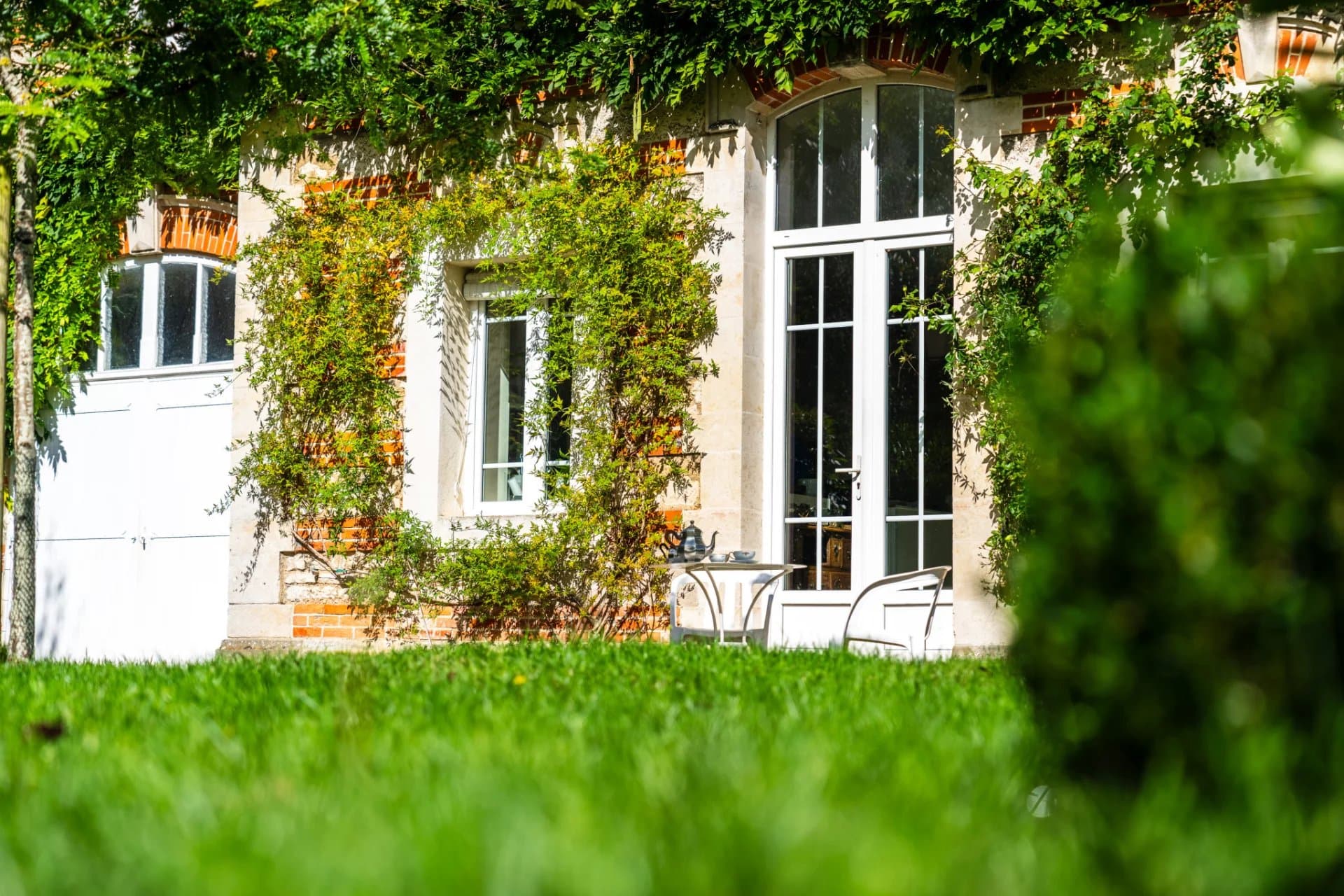 Hôtel particulier de charme en cœur de ville et son grand jardin verdoyant - Photo 10
