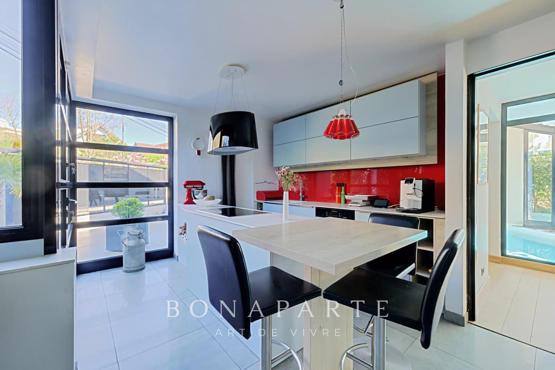 Maison d’architecte – 316 m² habitables – Dépendance indépendante – Piscine intérieure – Sous-sol total – Jardin paysagé de 800 m² - Photo 11