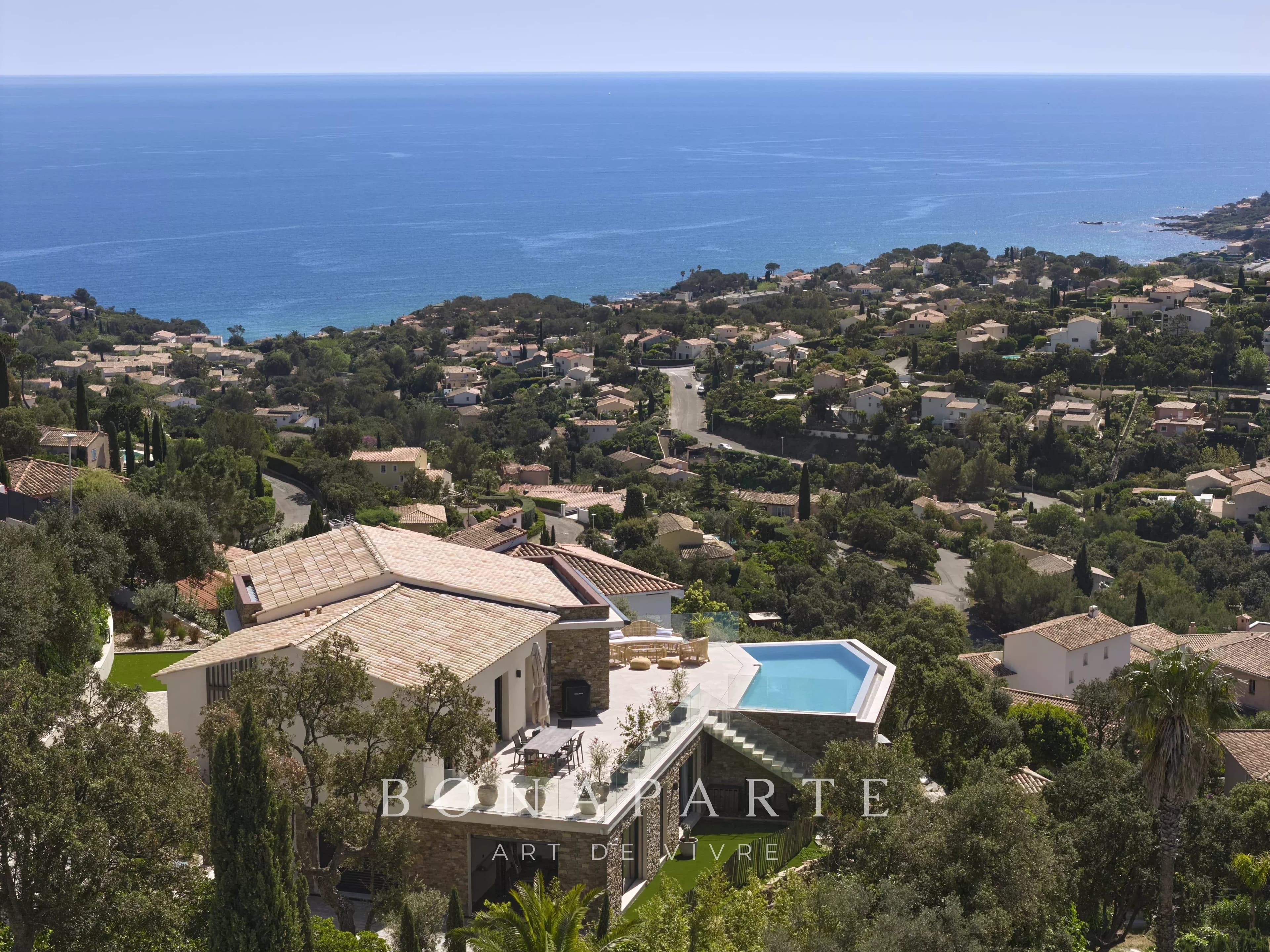 LES ISSAMBRES : Villa contemporaine d’exception – 257 m² habitables – Vue mer panoramique