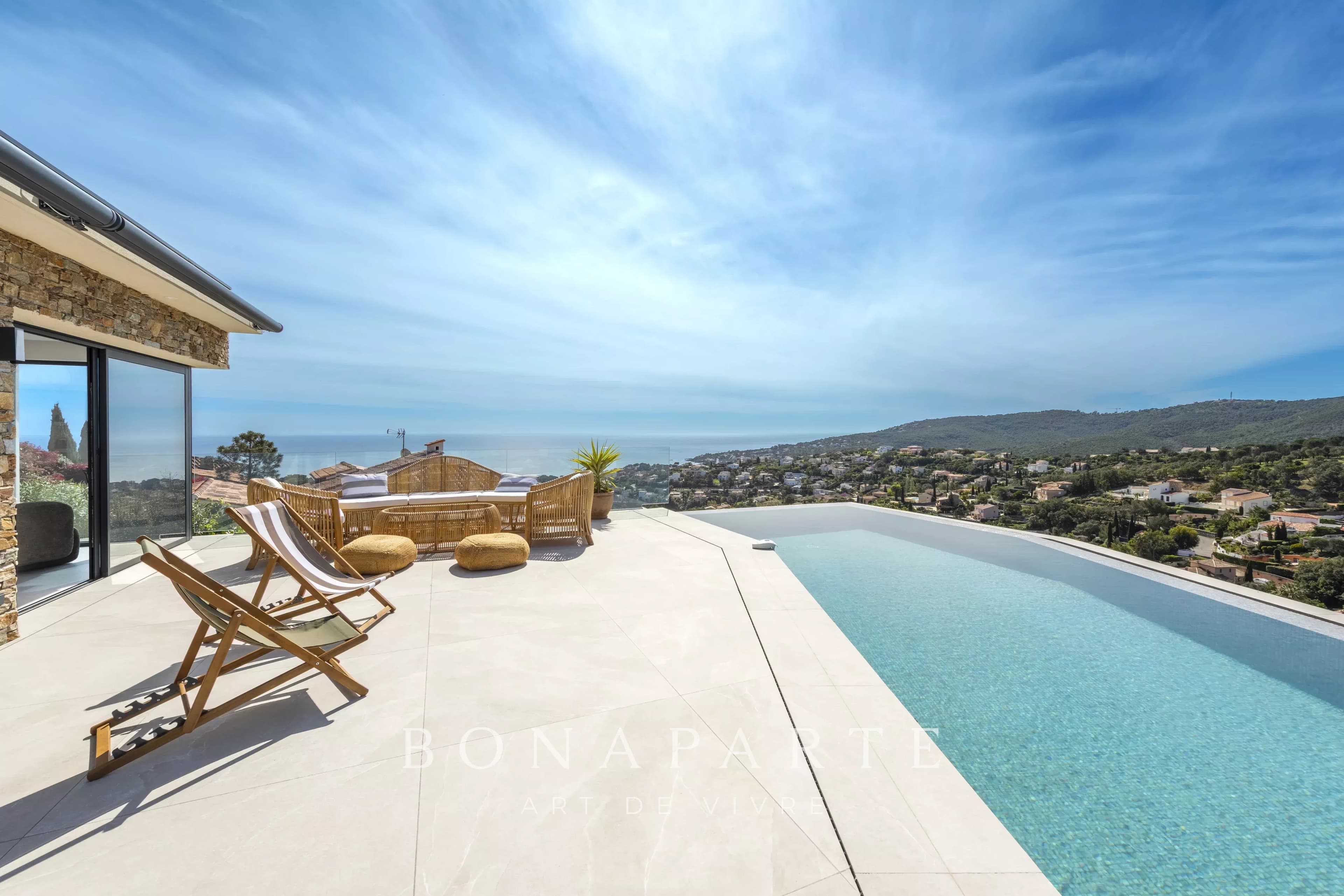 LES ISSAMBRES : Villa contemporaine d’exception – 257 m² habitables – Vue mer panoramique