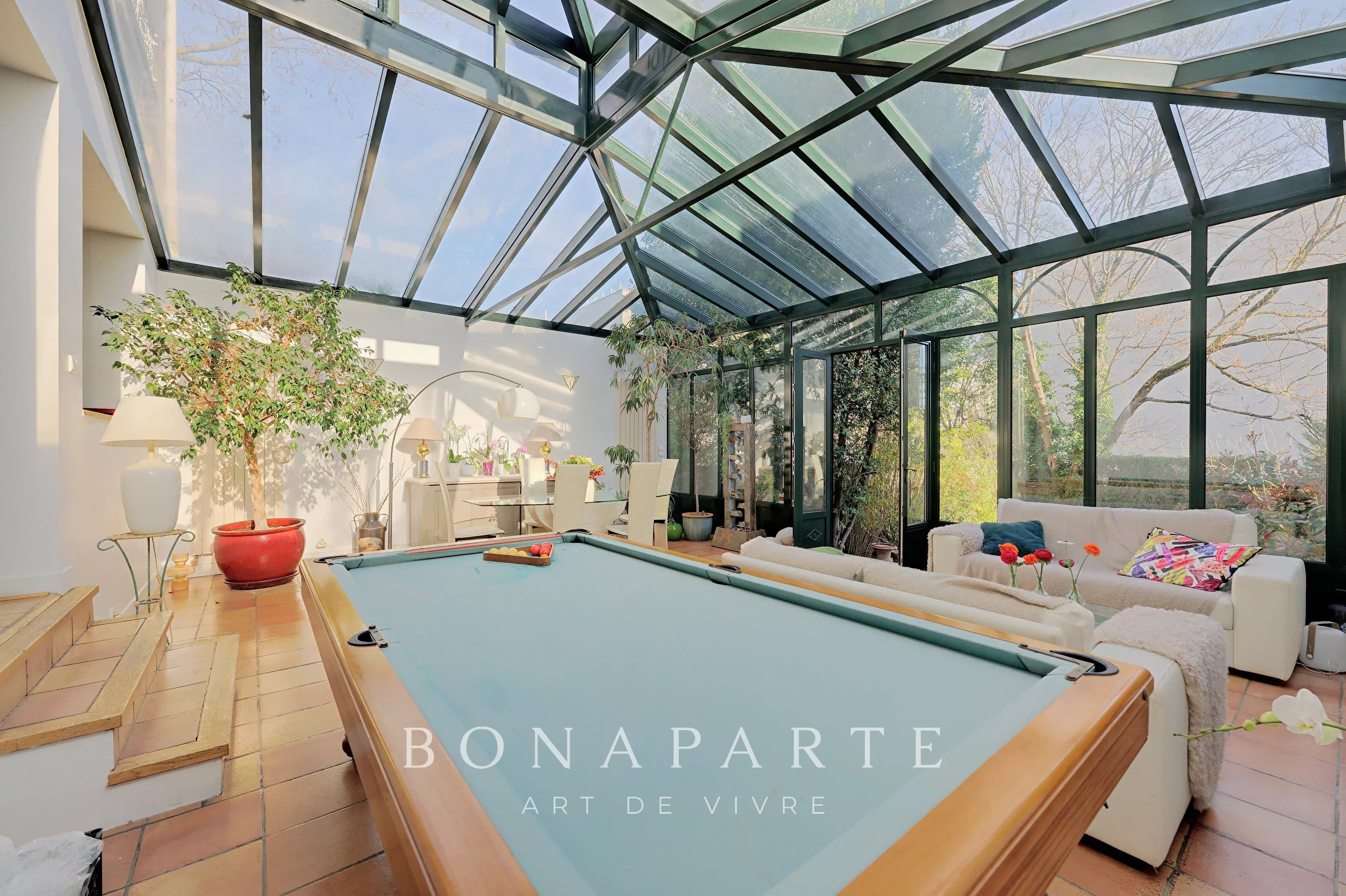 SURESNES - Maison en pierre meulière avec jardin à l’abri des regards – 204 m² - Photo 3