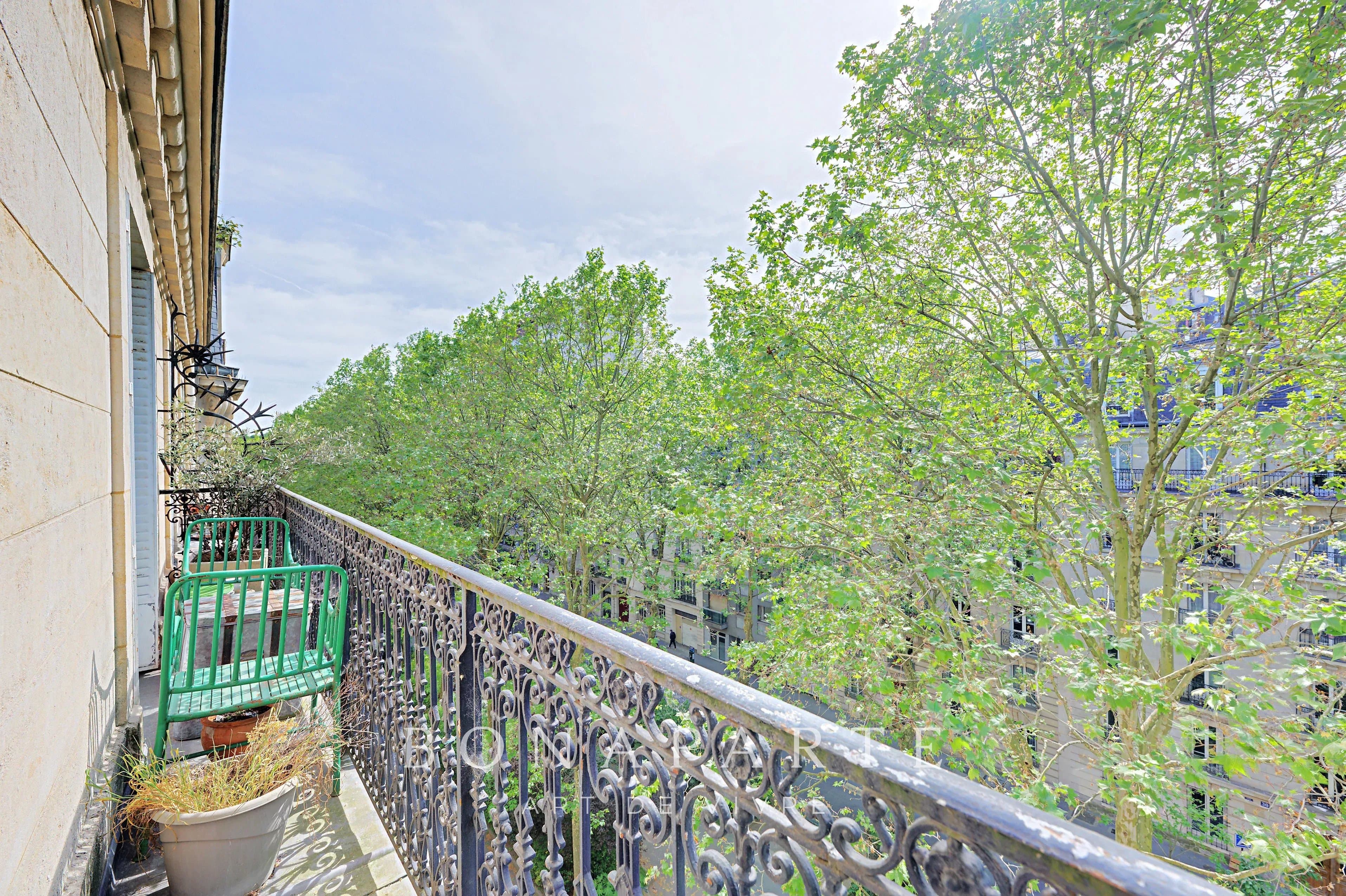 Paris 14e – Haussmannien, étage élevé avec ascenseur, balcon et vue dégagée