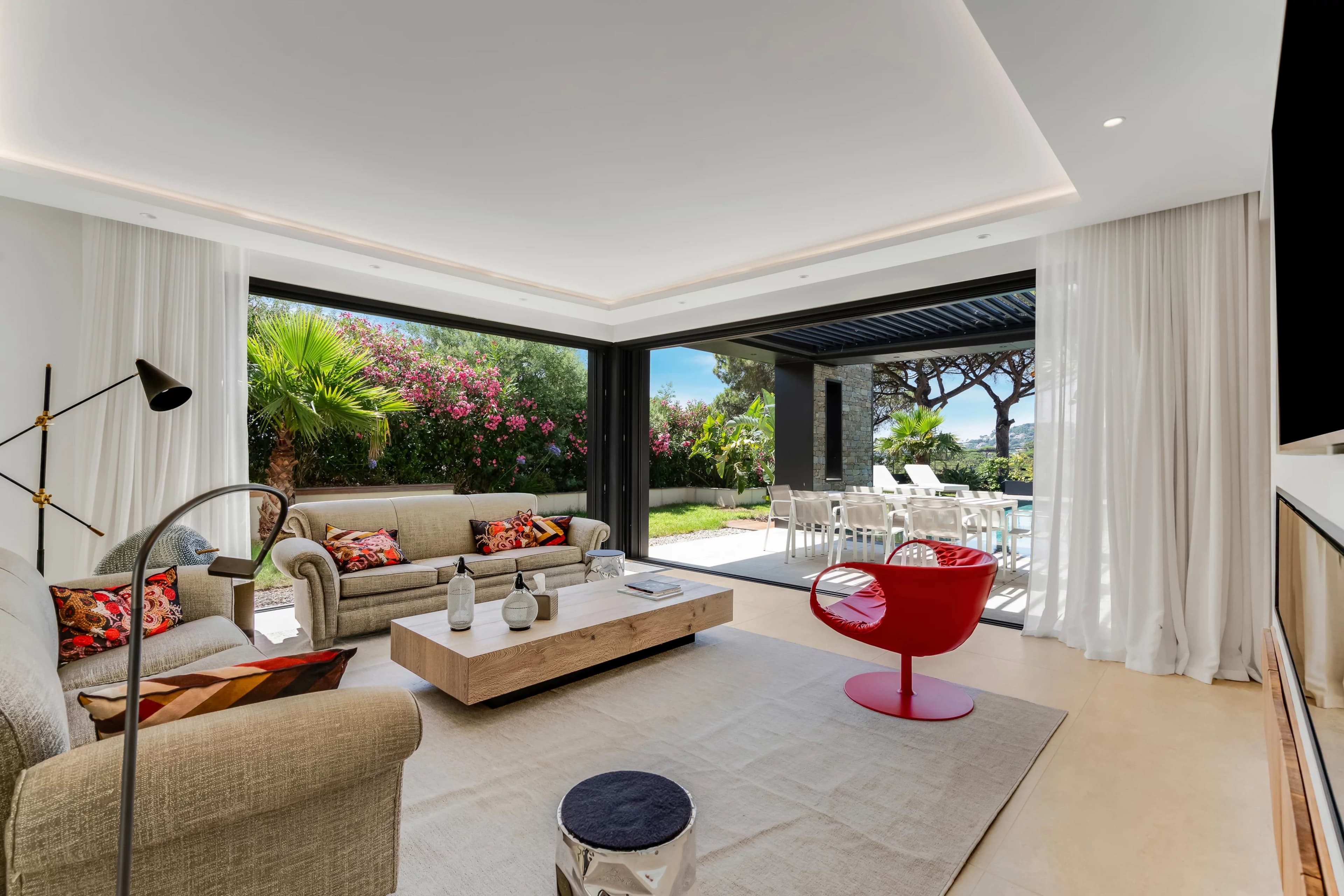 SAINTE-MAXIME - JOLIE VILLA CONTEMPORAINE DE 230m² - A PIEDS DE LA PLAGE DE LA NARTELLE - Photo 5