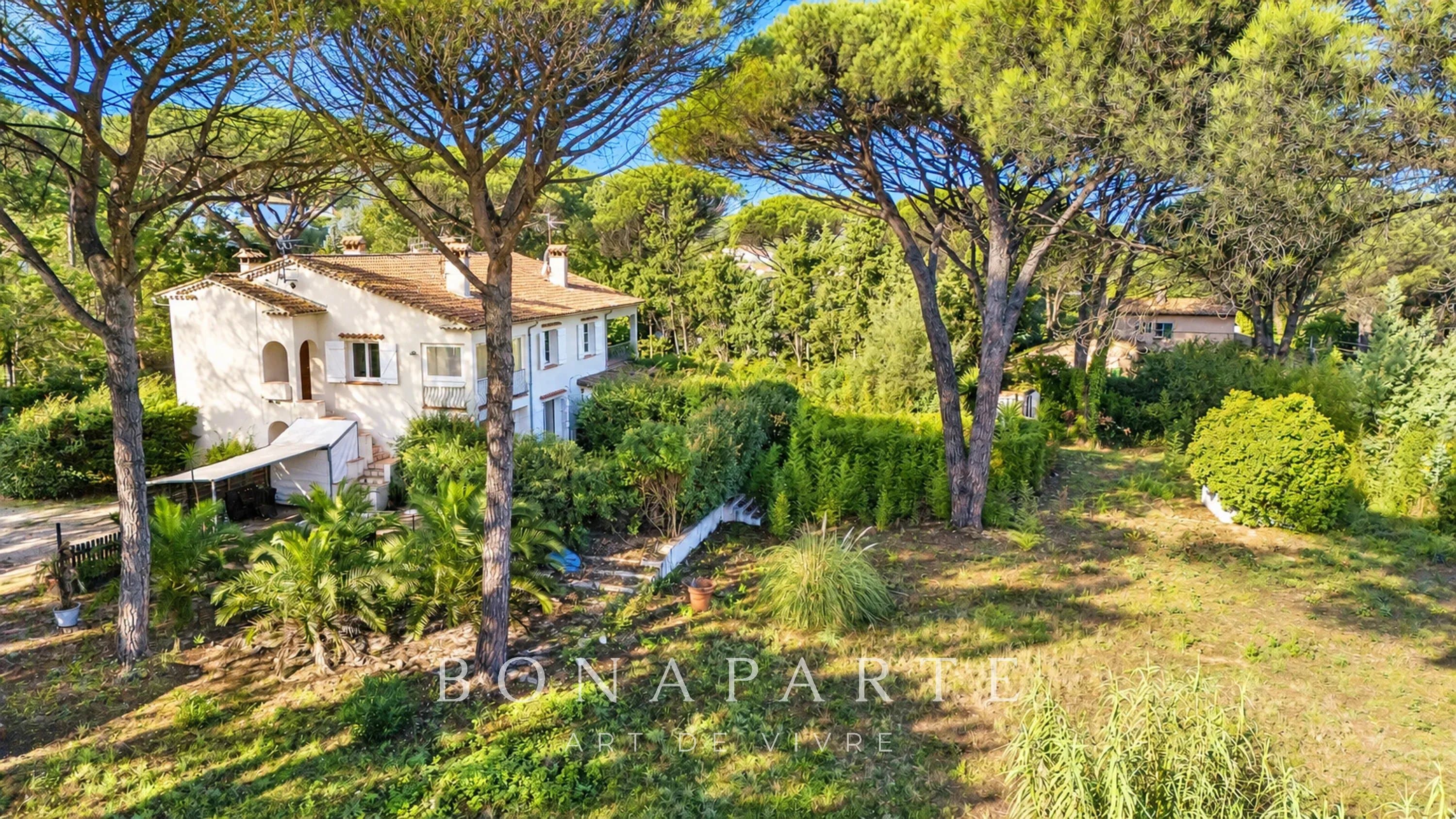 PROCHE DE SAINT TROPEZ - VILLA PROVENÇALE DE CHARME COMPRENANT 4 APPARTEMENTS INDEPENDANTS SUR UN VASTE TERRAIN - Photo 1