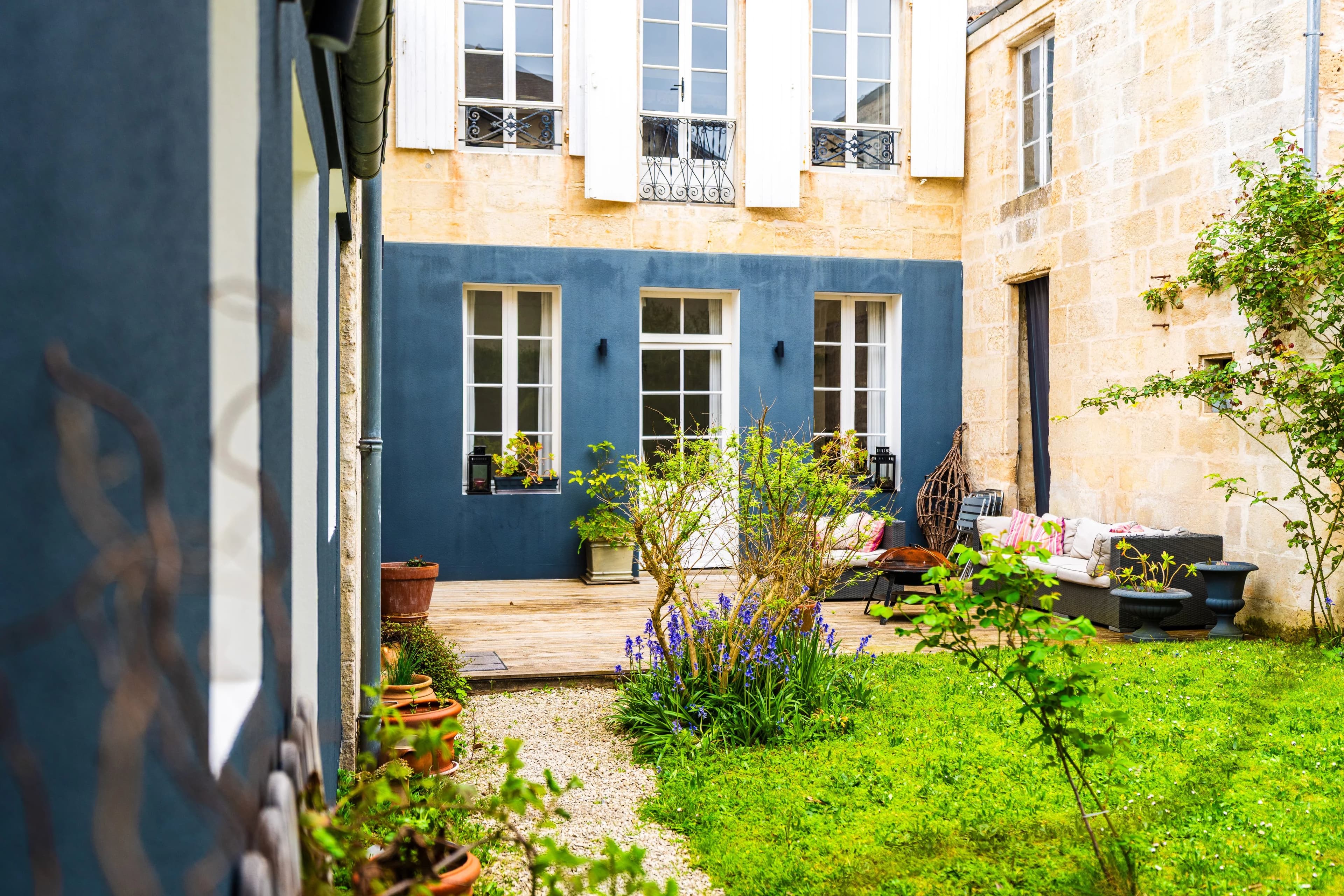 NIORT – ÉLÉGANTE MAISON BOURGEOISE AVEC JARDIN ET DÉPENDANCE - Photo 16