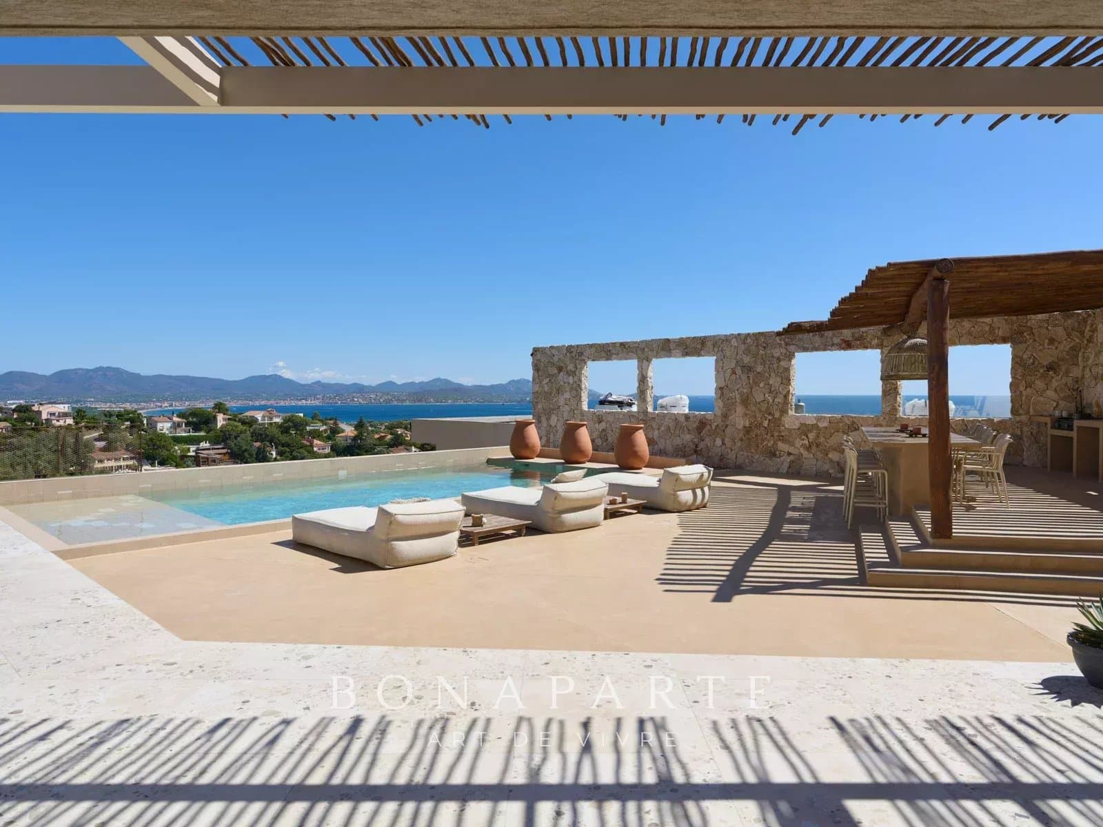 VILLA CONTEMPORAINE D’EXCEPTION – VUE PANORAMIQUE SUR LA MÉDITERRANÉE - Photo 17