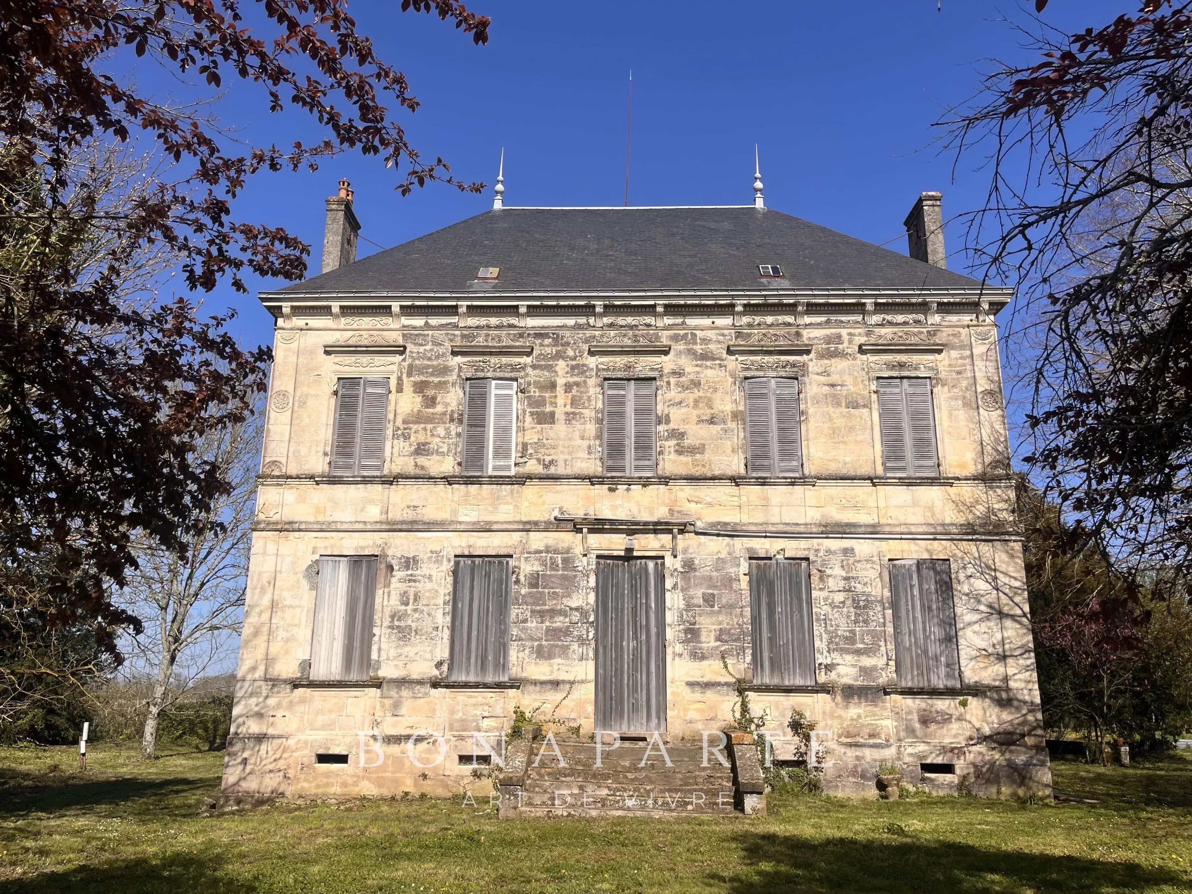 COUQUEQUES - 316 SQM CHATEAU, TO RENOVATE, 25 MINUTES FROM THE ATLANTIC OCEAN