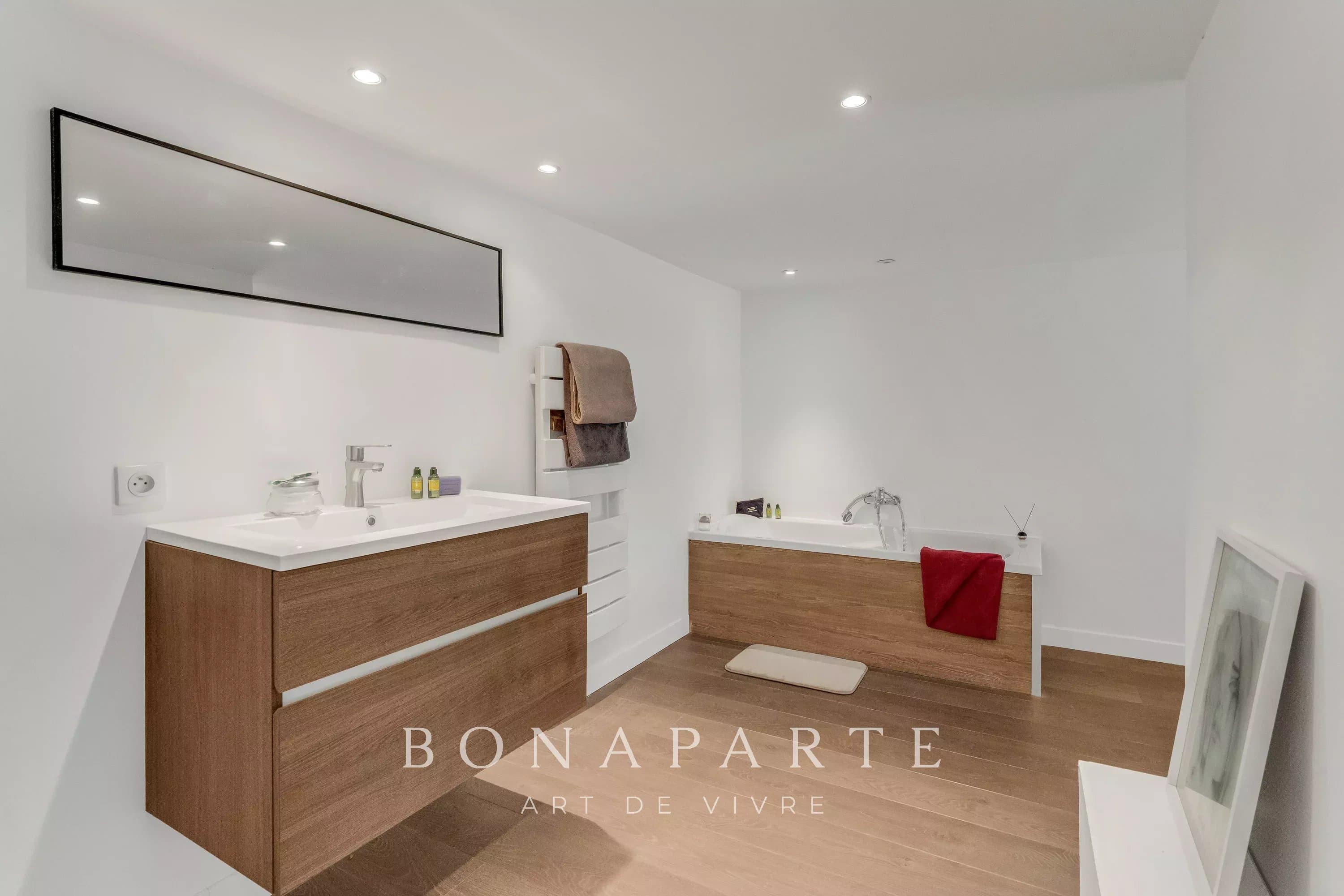 PROCHE SAINTE MAXIME - SPACIEUSE VILLA CONTEMPORAINE DE 4 CHAMBRES - Photo 11