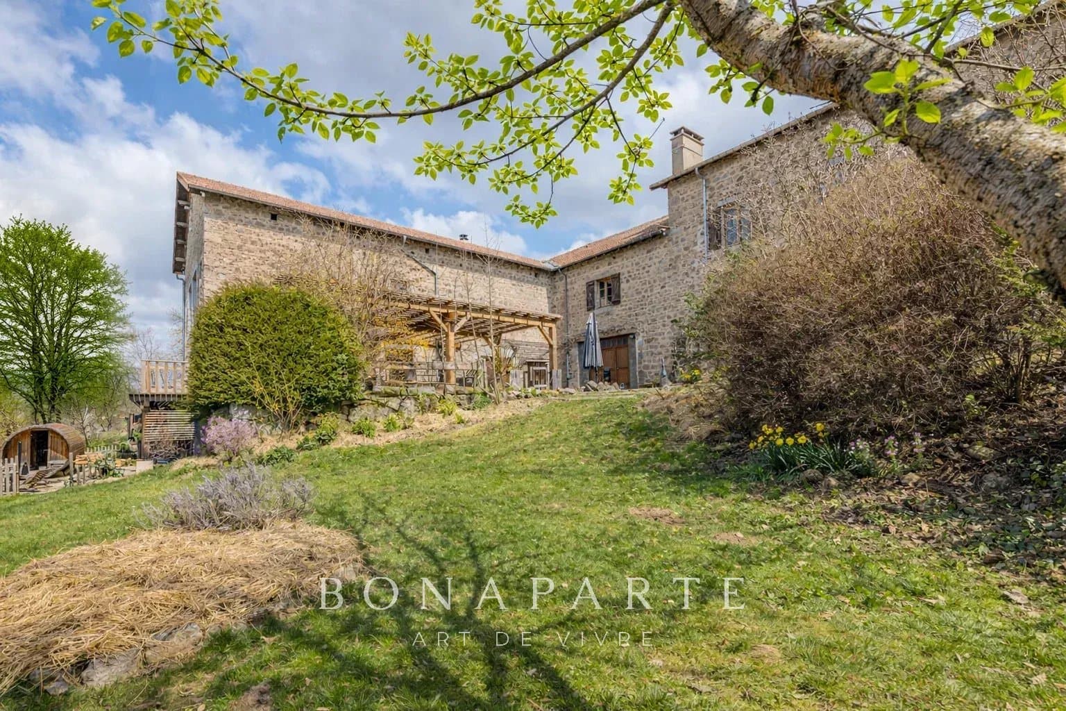 PROPRIÉTÉ DE CHARME AVEC ACTIVITÉ TOURISTIQUE AU CŒUR DU PILAT - Photo 4