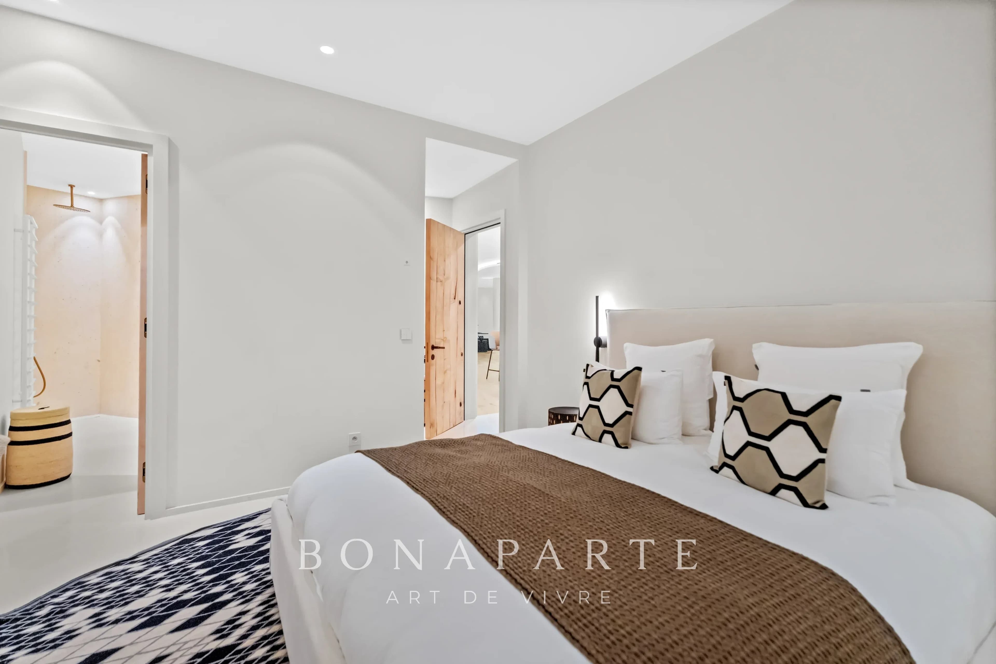 RAMATUELLE – PLAGE DE PAMPELONNE: Villa contemporaine d’exception avec vue panoramique sur la Méditerranée - Photo 18
