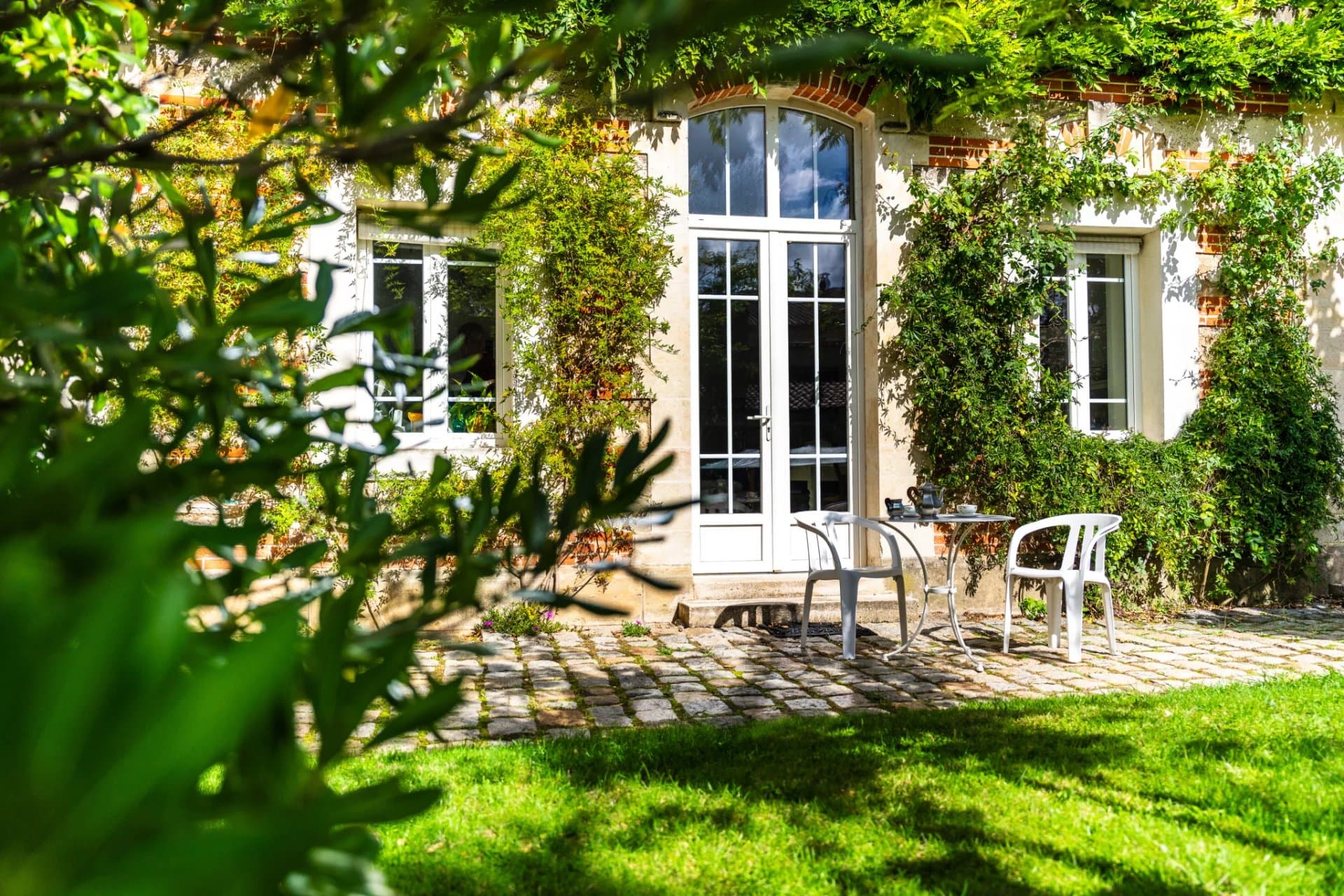 Hôtel particulier de charme en cœur de ville et son grand jardin verdoyant - Photo 1