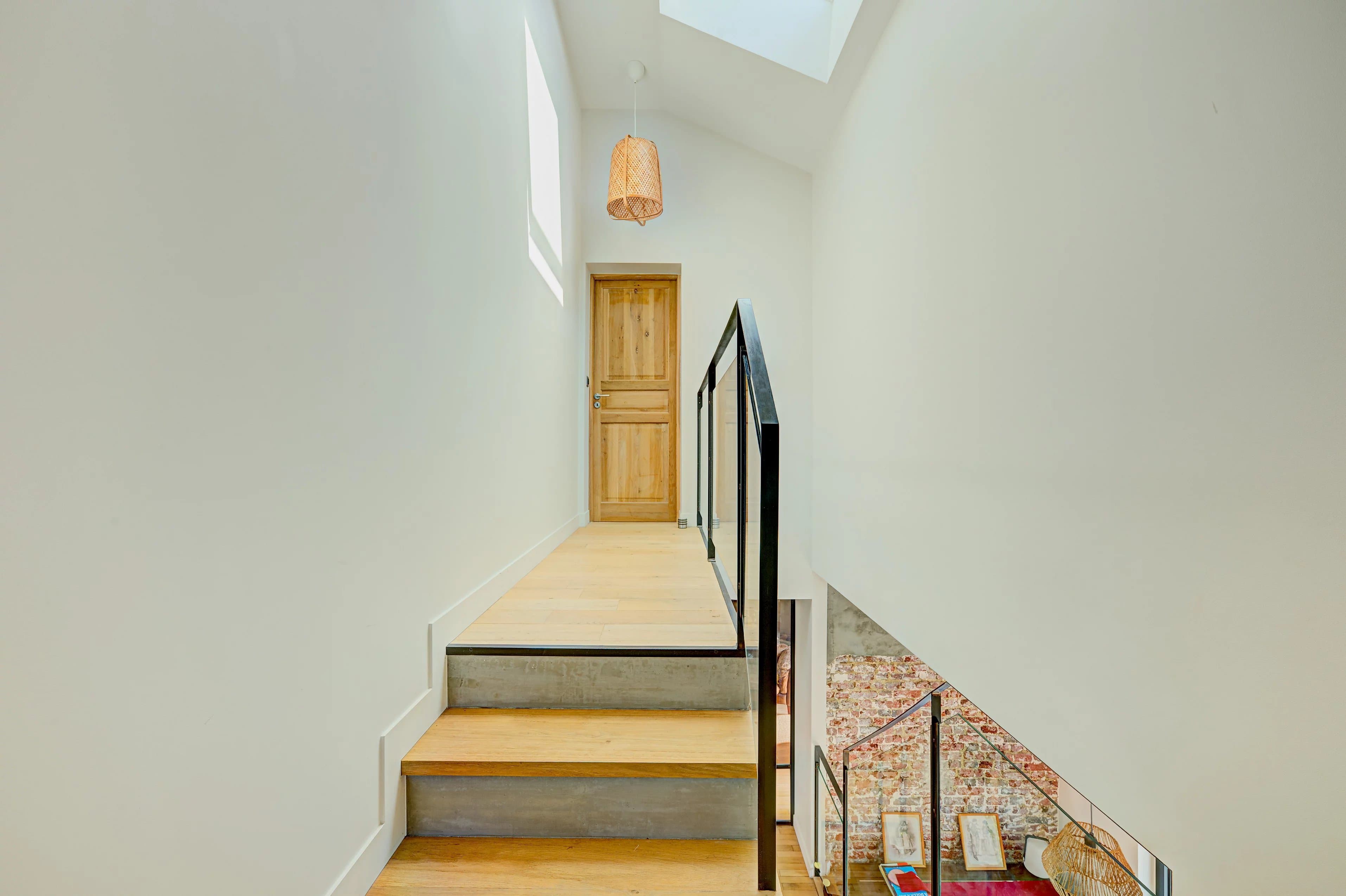 Suresnes – Élégante maison familiale de 210 m² avec jardin paysager et garage - Photo 17