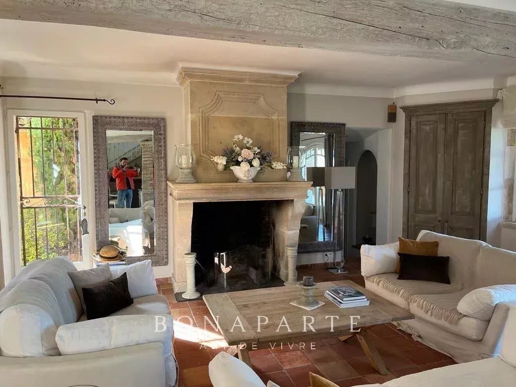 Charming property located in Le Plan de la Tour, in a 2-hectare park, with panoramic views of the hills