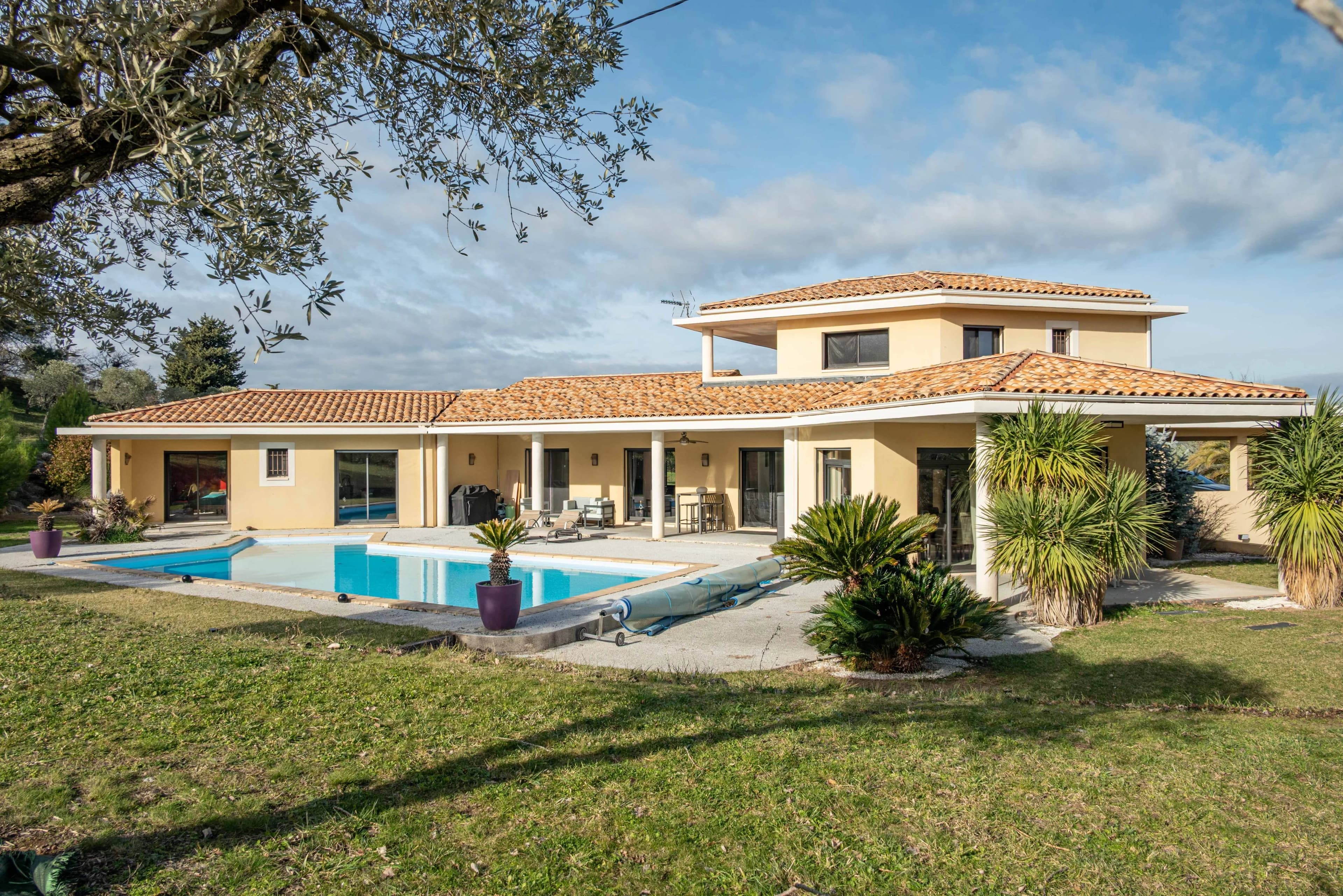 AIX-EN-PROVENCE - VILLA DE 225M² HABITABLES AVEC PISCINE ET PARC D'UN HECTARE - DPE A - Photo 2