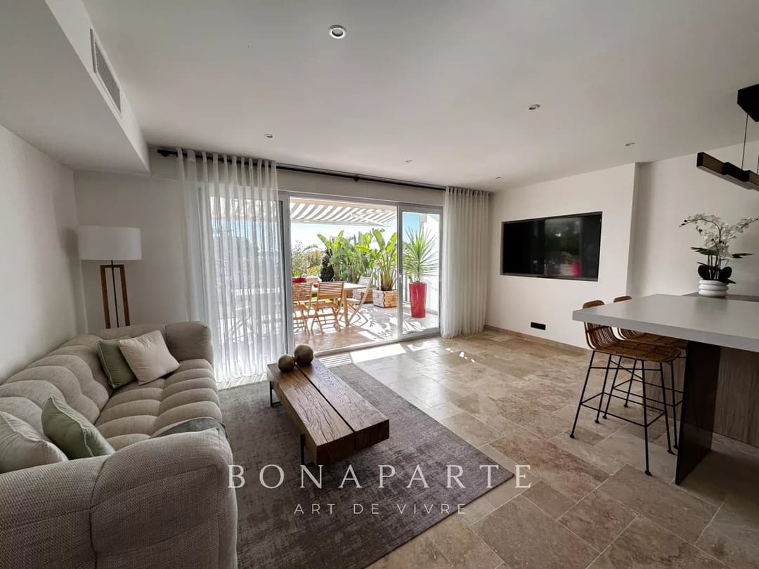 À seulement 200 m des plages superbe appartement entièrement rénové, offrant une vue mer panoramique et un ext - Photo 5