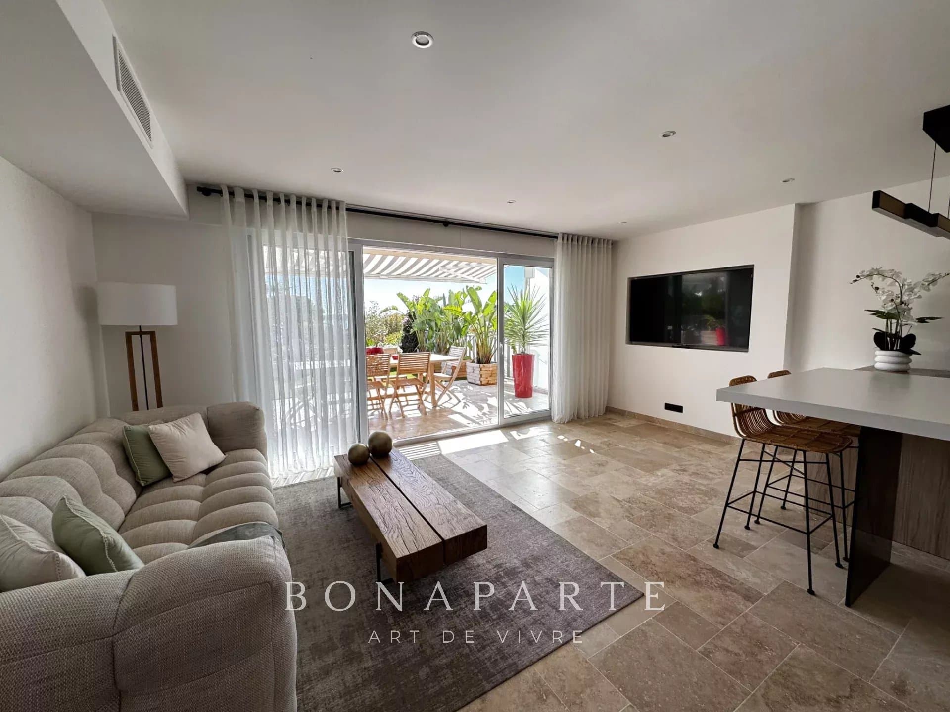 À seulement 200 m des plages superbe appartement entièrement rénové, offrant une vue mer panoramique et un ext - Photo 5