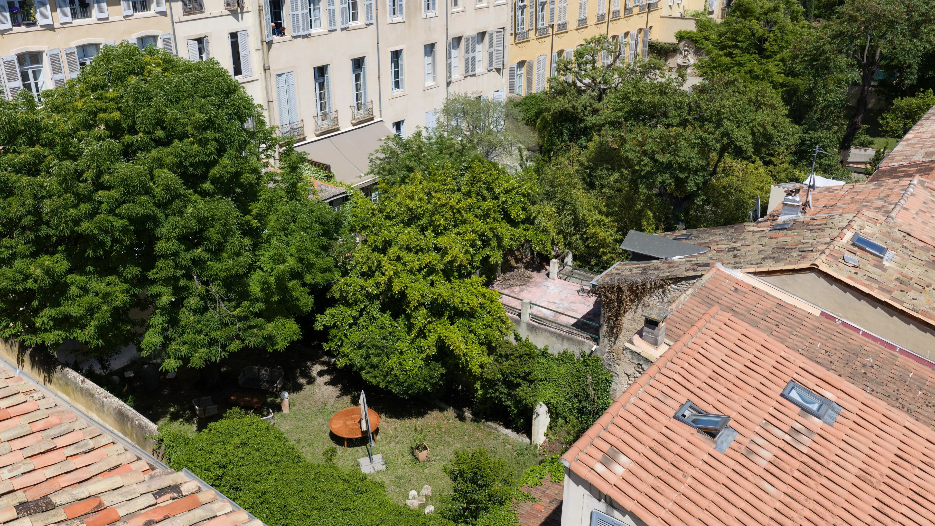 Rare à la vente – Ensemble immobilier au cœur du Quartier Mazarin à Aix-en-Provence - Photo 2