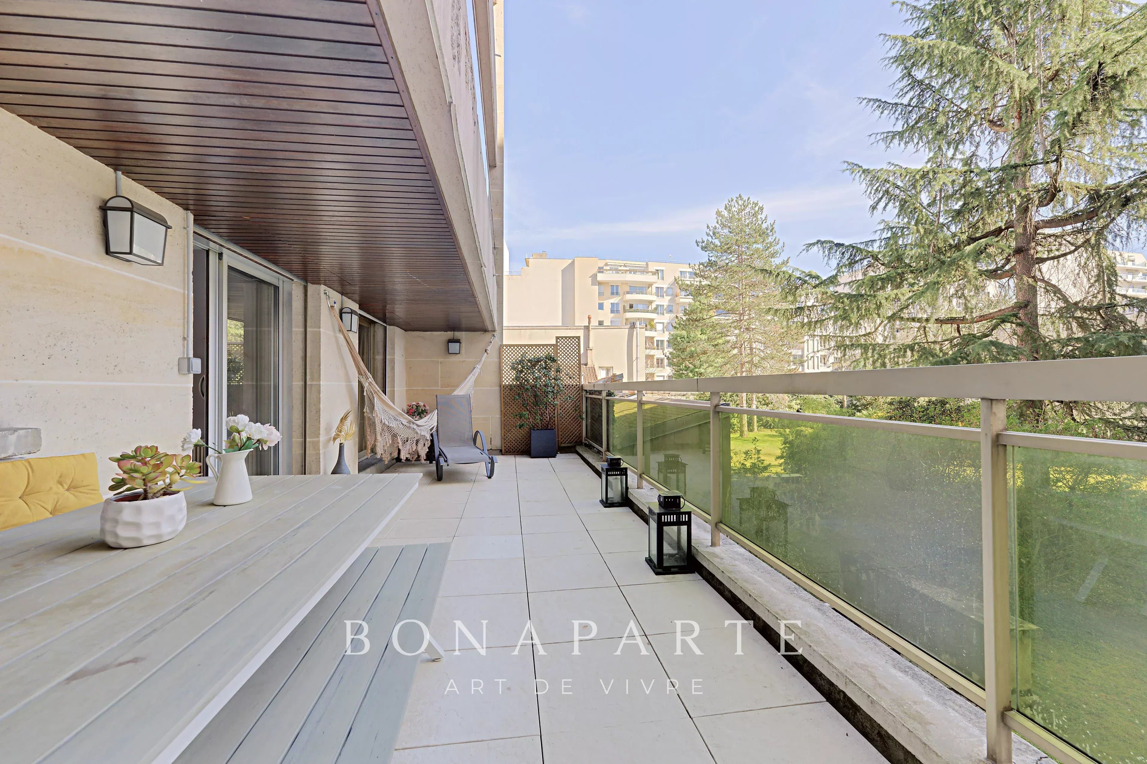 Crossing apartment with two terraces