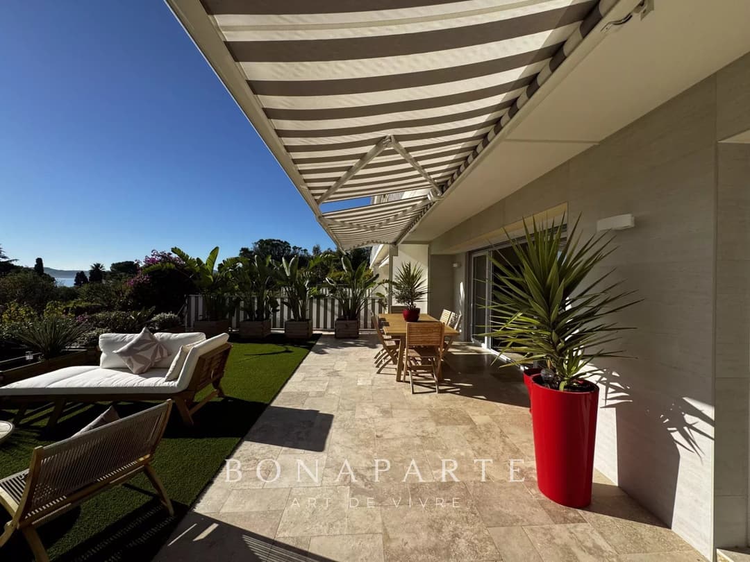 À seulement 200 m des plages superbe appartement entièrement rénové, offrant une vue mer panoramique et un ext - Photo 2