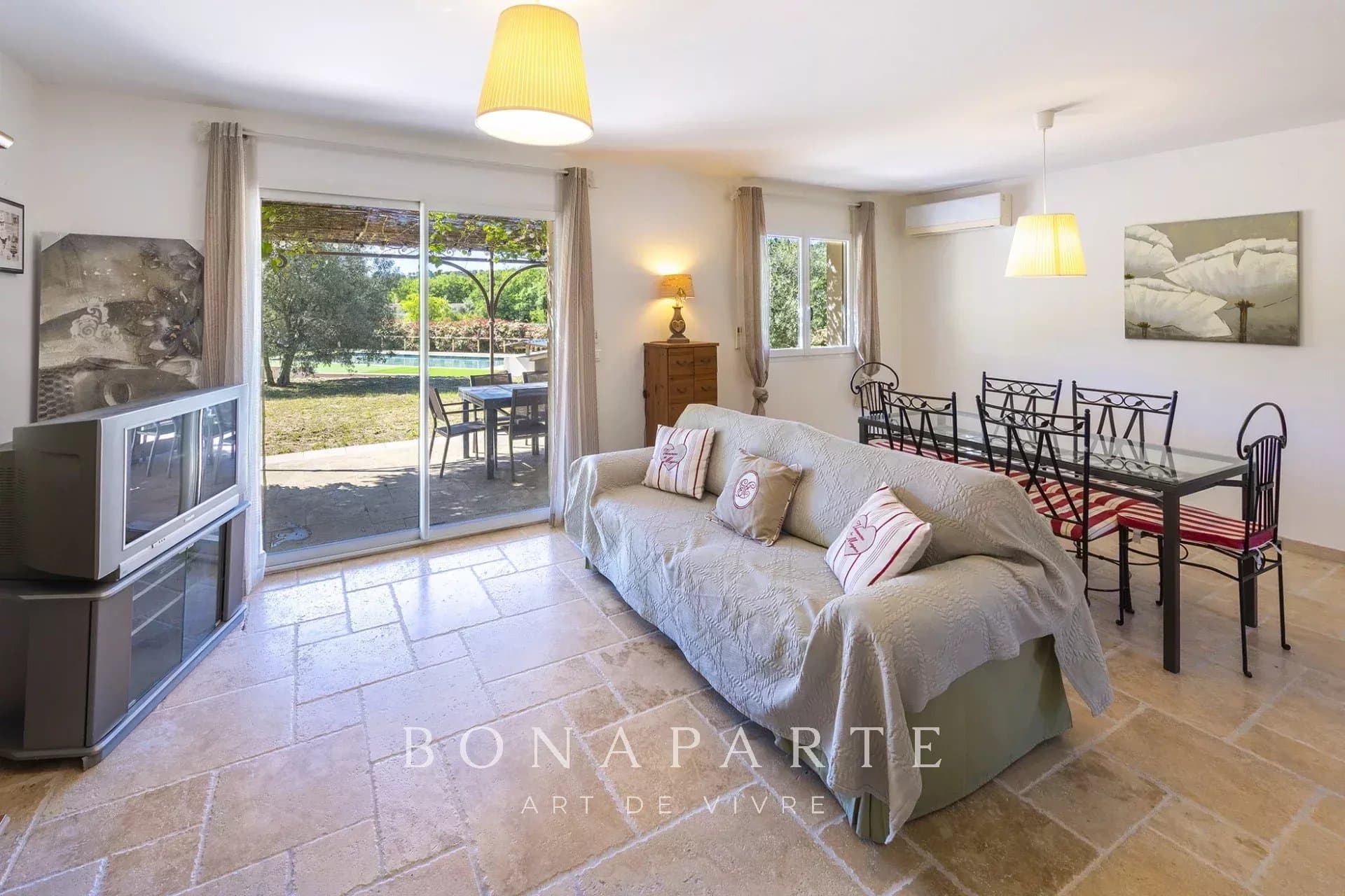 Villa de maçon, traditionnelle, de 230m² habitables, sur un terrain de 4297m² + piscine - Photo 8