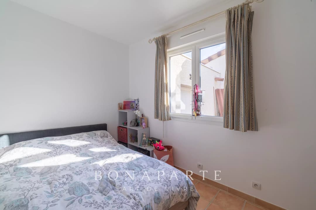 Maison plain-pied avec piscine à Sauvian – Confort, espace et praticité - Photo 10