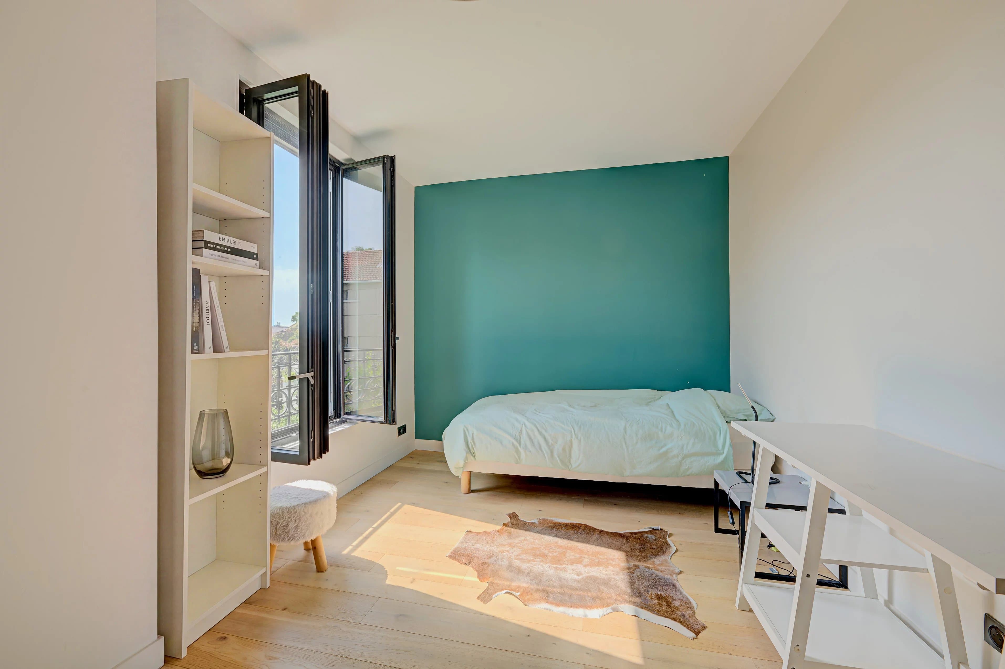 Suresnes – Élégante maison familiale de 210 m² avec jardin paysager et garage - Photo 19