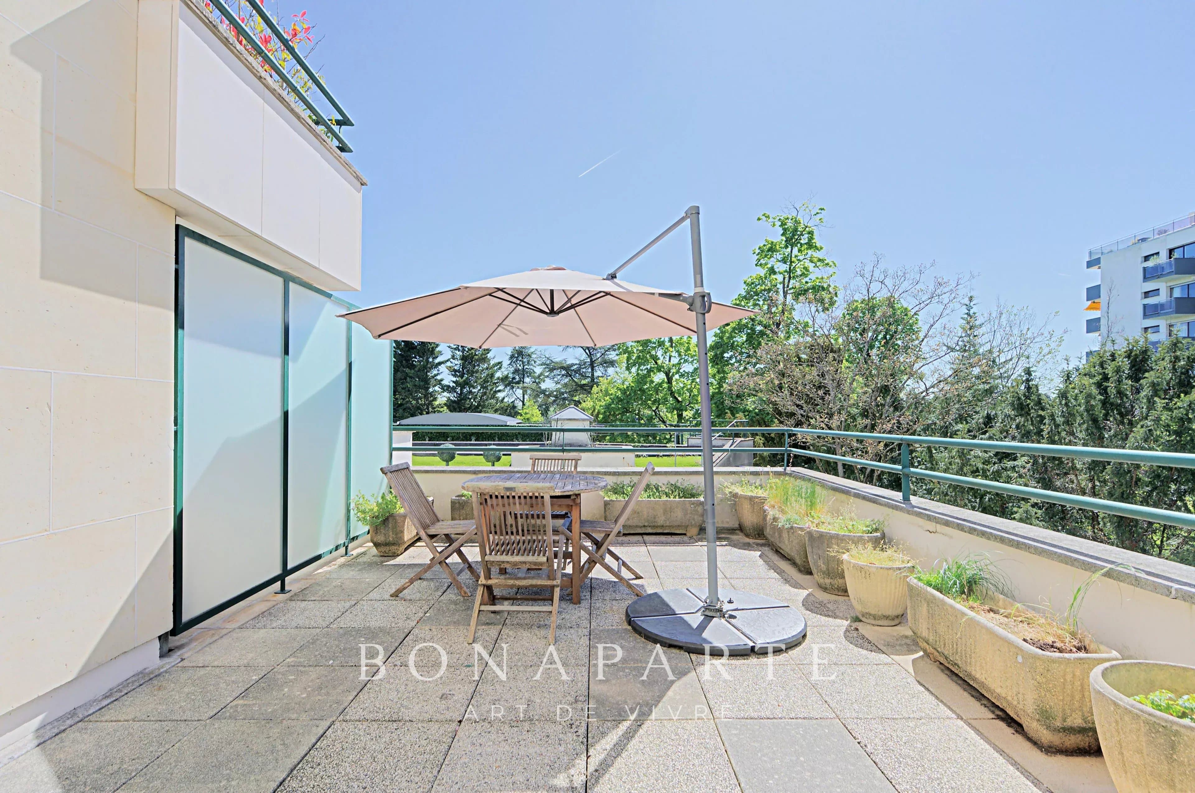 SAINT-CLOUD – DOWNTOWN, BETWEEN MARKET AND PARK