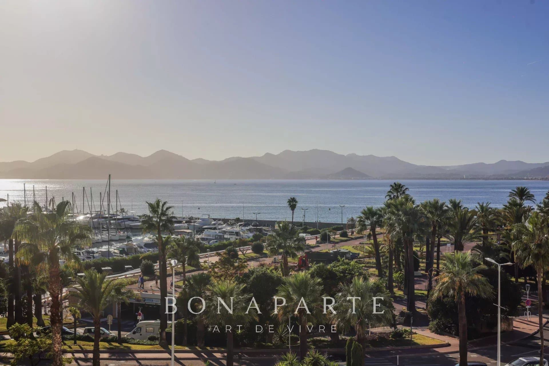CANNES / CROISETTE - MAGNIFICENT 3-BEDROOM APARTMENT  - PANORAMIC SEA VIEW