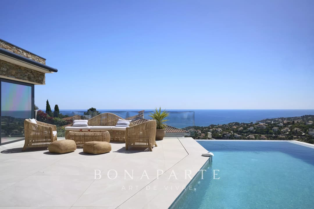 LES ISSAMBRES : Villa contemporaine d’exception – 257 m² habitables – Vue mer panoramique - Photo 2