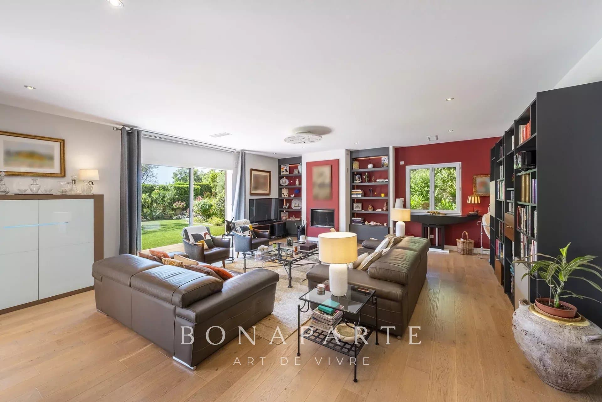 Située dans un secteur demandé, belle villa néoprovençale aux prestations soignées - Photo 4