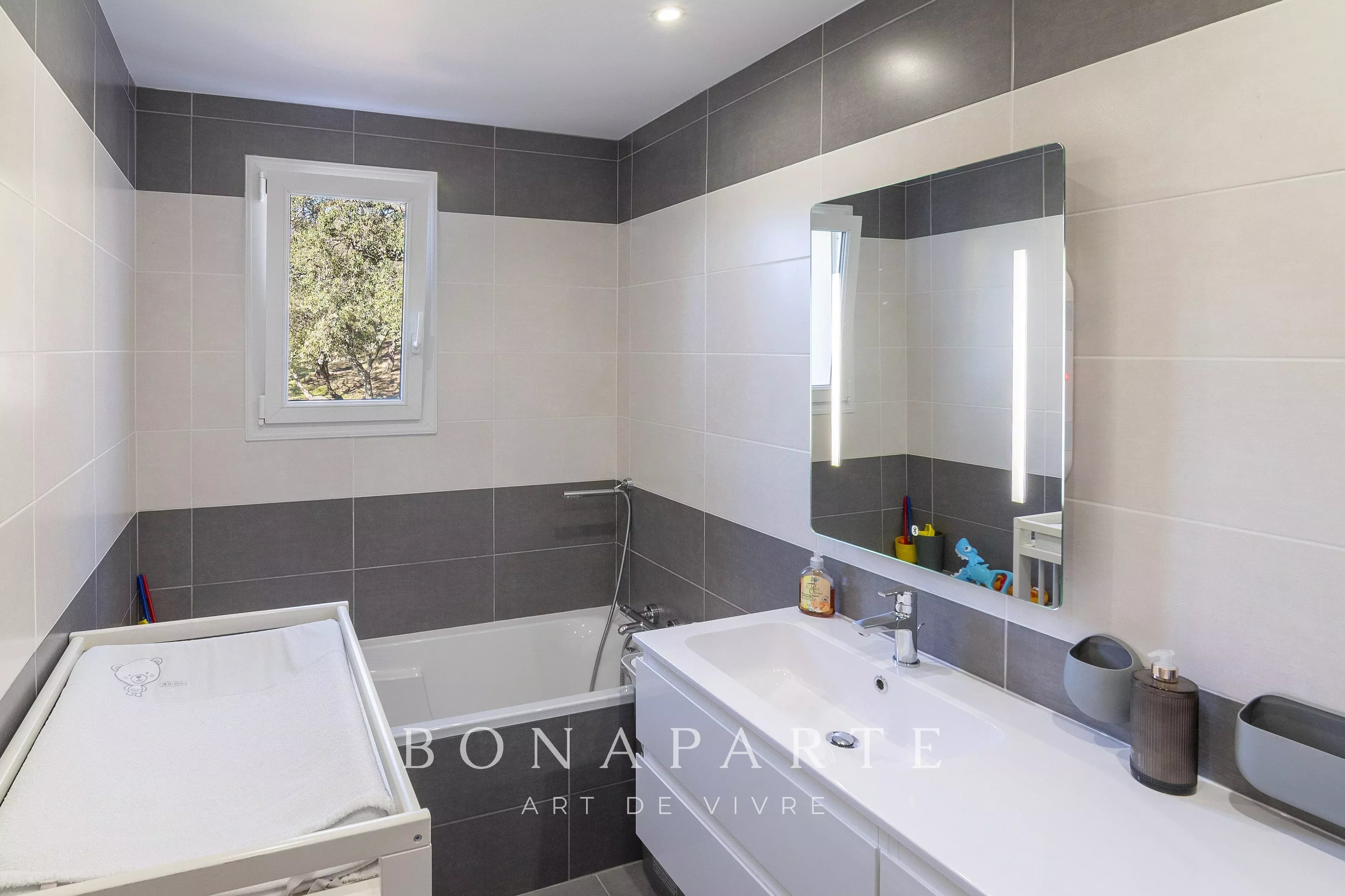 SUPERBE MAISON PROVENÇALE DE 155M² AVEC 4 CHAMBRES DONT UN T2 ATTENANT - Photo 12