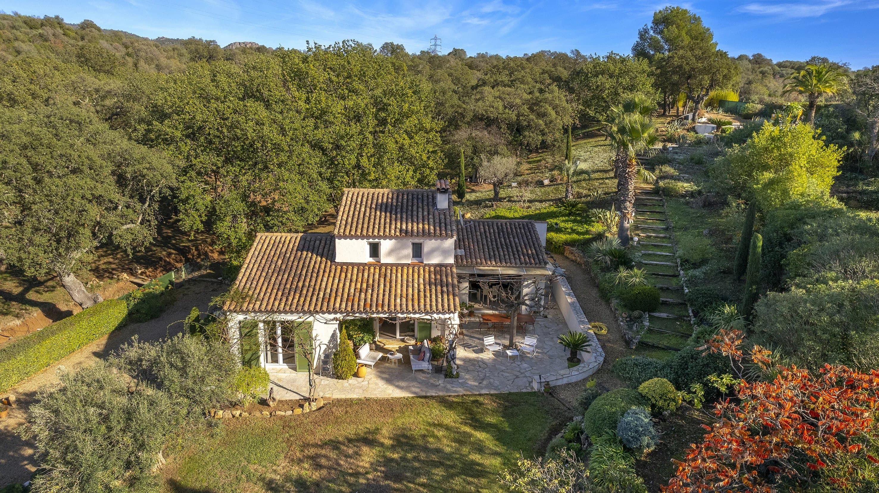 SUPERBE MAISON PROVENÇALE DE 155M² AVEC 4 CHAMBRES DONT UN T2 ATTENANT - Photo 2