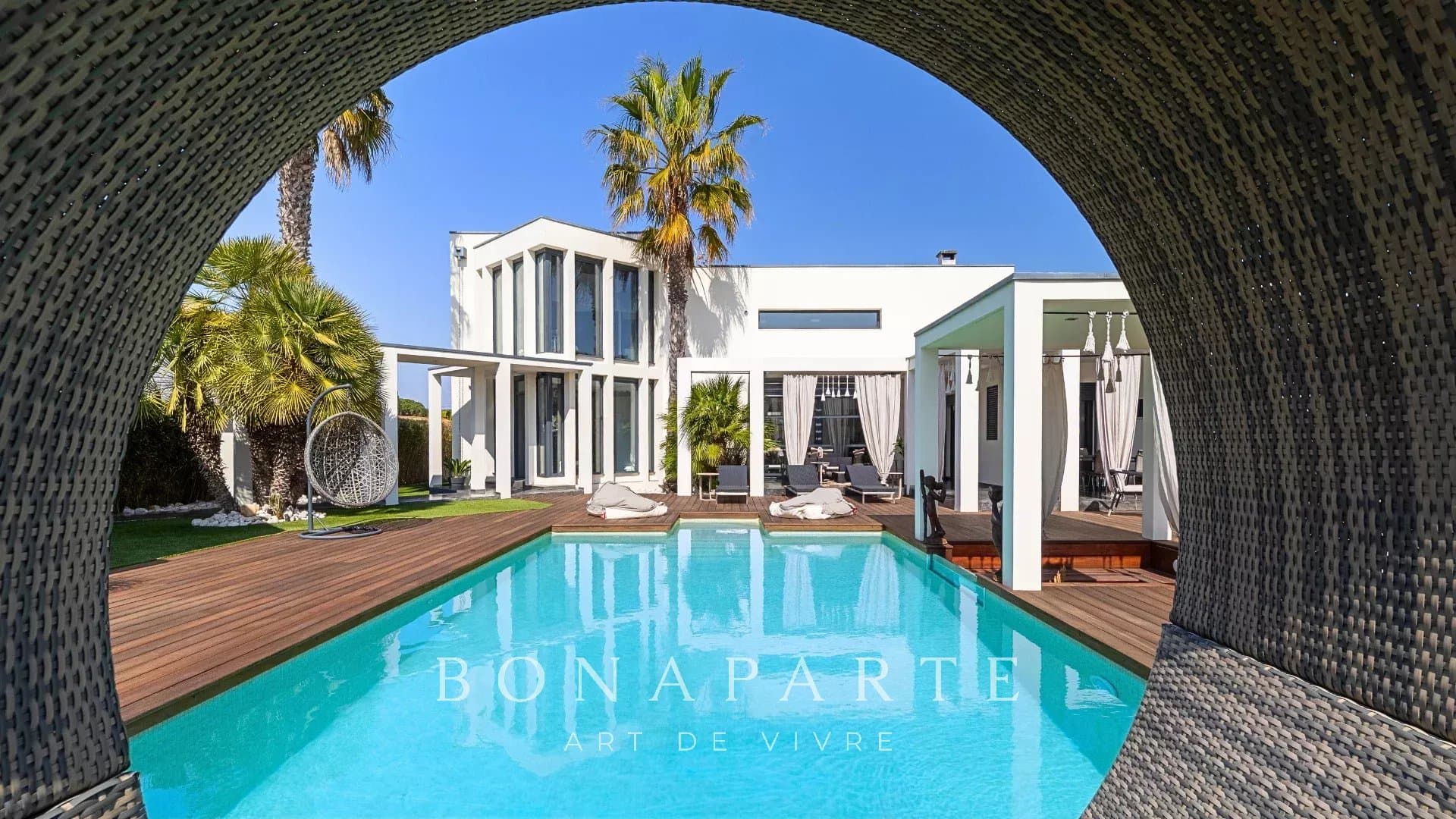 Contemporary architect-designed villa - elegance, light and absolute calm