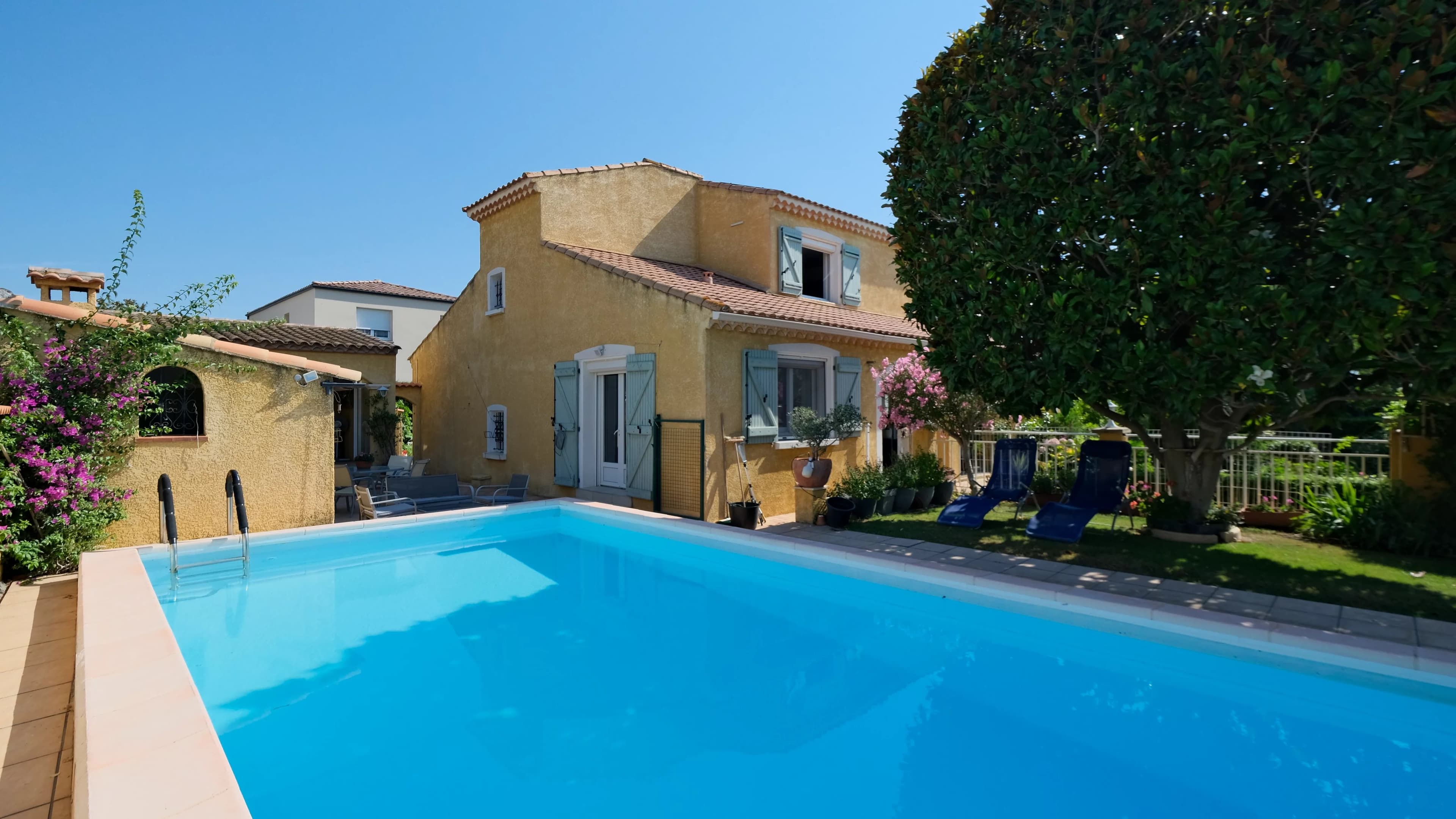 À Sauvian, maison familiale rénovée avec piscine et grand jardin paysager de 1 000 m² - Photo 3