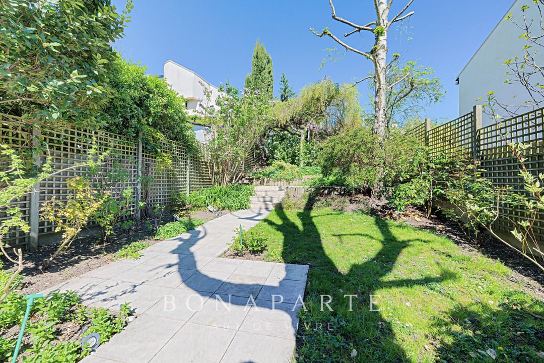 Maison d’architecte – 316 m² habitables – Dépendance indépendante – Piscine intérieure – Sous-sol total – Jardin paysagé de 800 m² - Photo 2