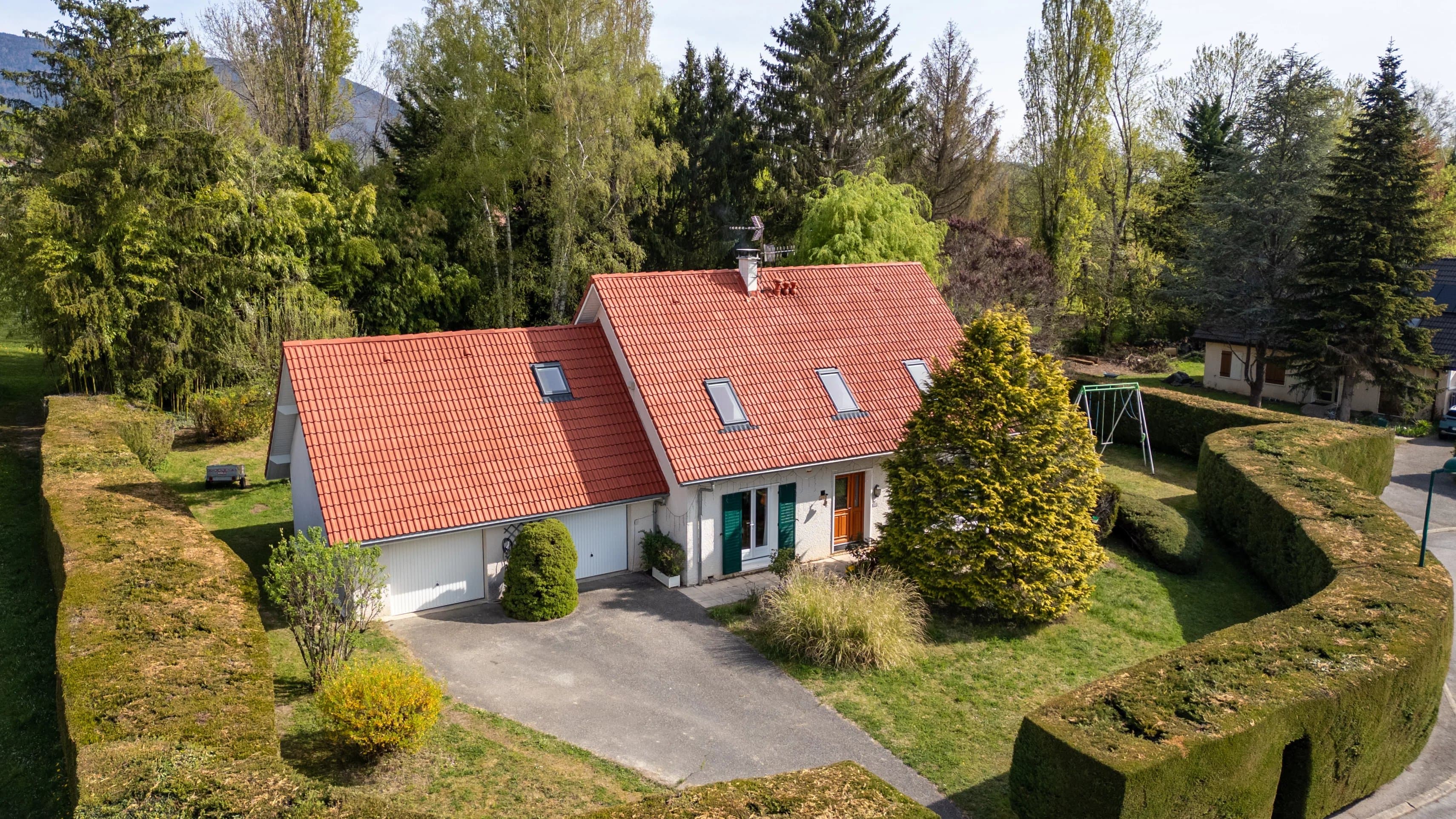 ÉCHENEVEX – MAISON FAMILIALE DANS UN ENVIRONNEMENT RECHERCHÉ - Photo 1