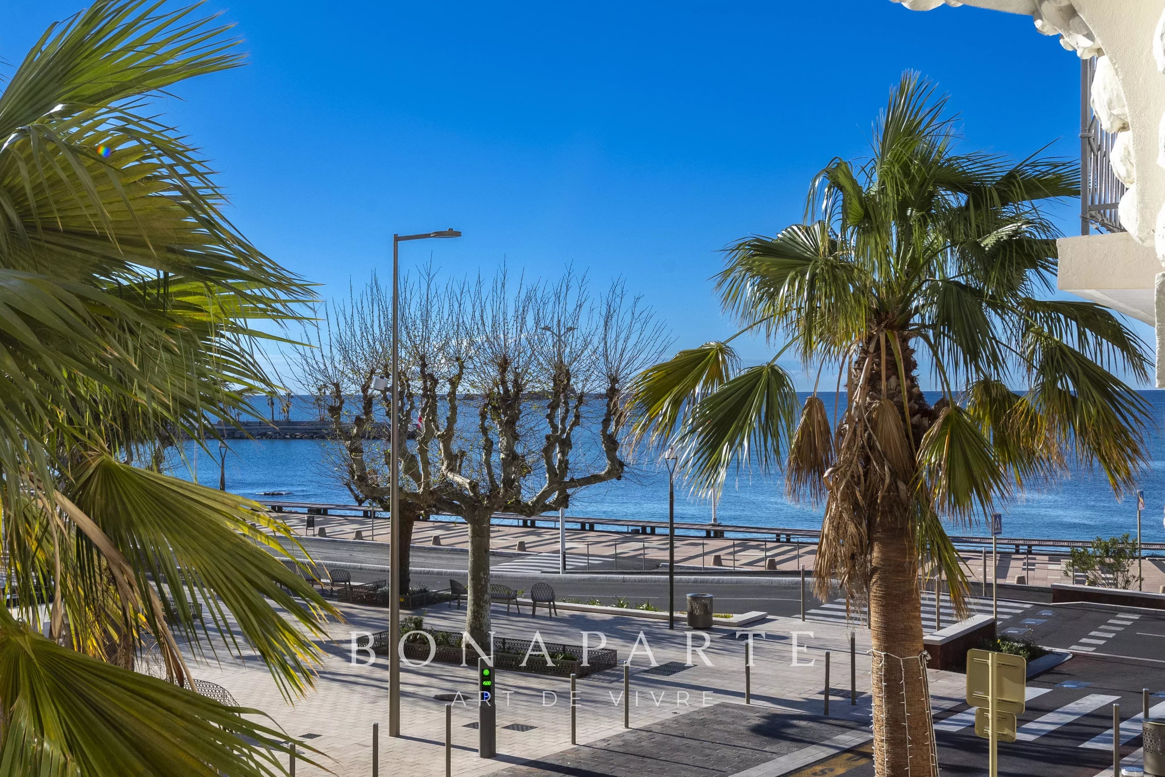 Magnifique cachet pour cet appartement T3 de 107m² situé en plein centre-ville à moins de 50m de la mer