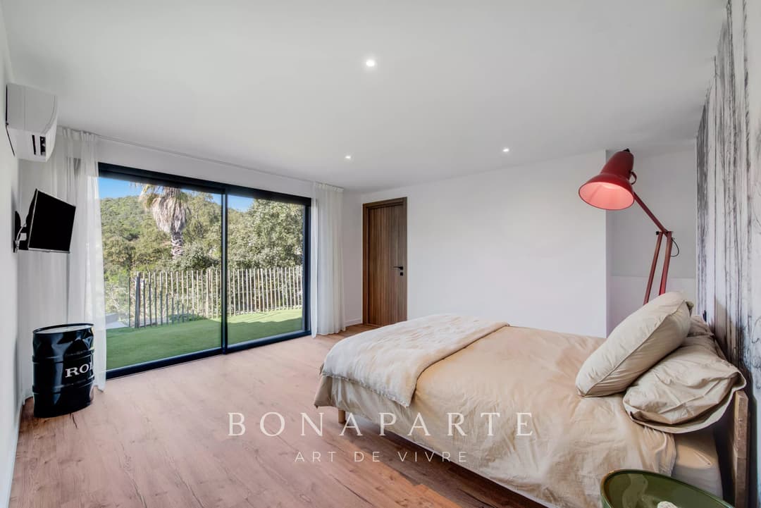 LES ISSAMBRES : Villa contemporaine d’exception – 257 m² habitables – Vue mer panoramique - Photo 12