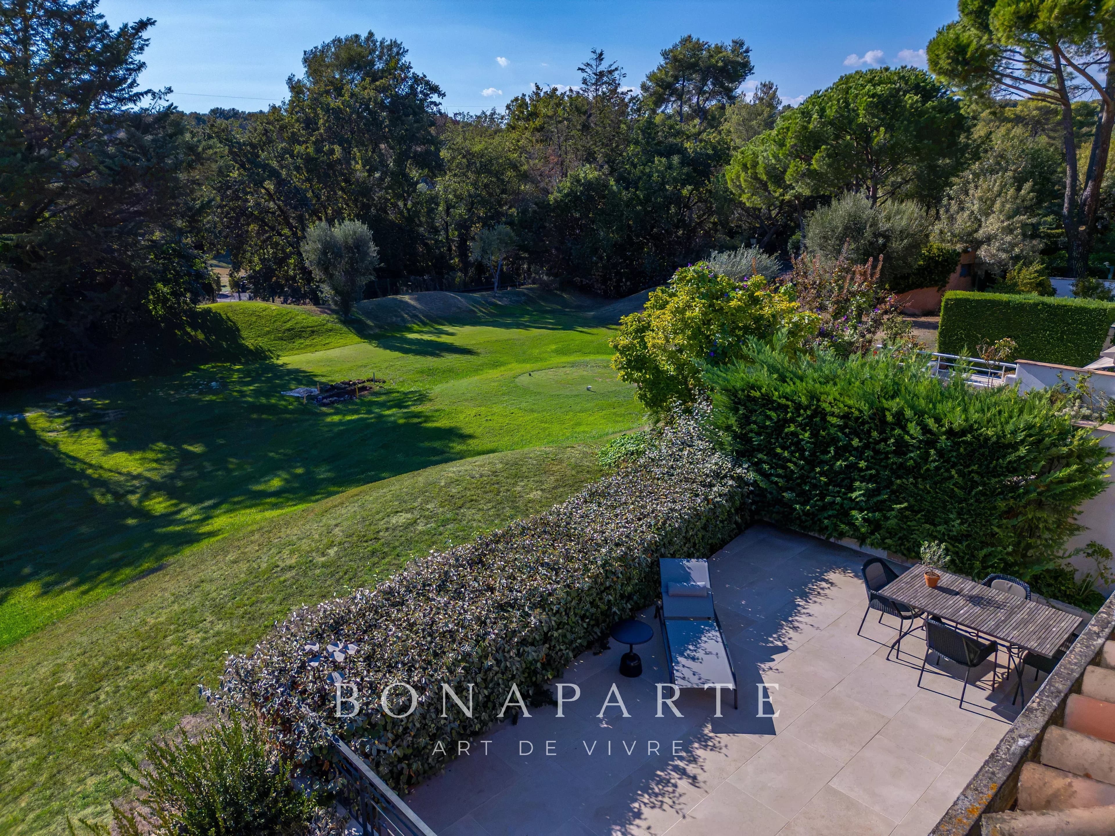 MOUGINS – ROYAL GOLF – ÉLÉGANTE VILLA RÉNOVÉE AVEC ACCÈS DIRECT AU GOLF - Photo 13