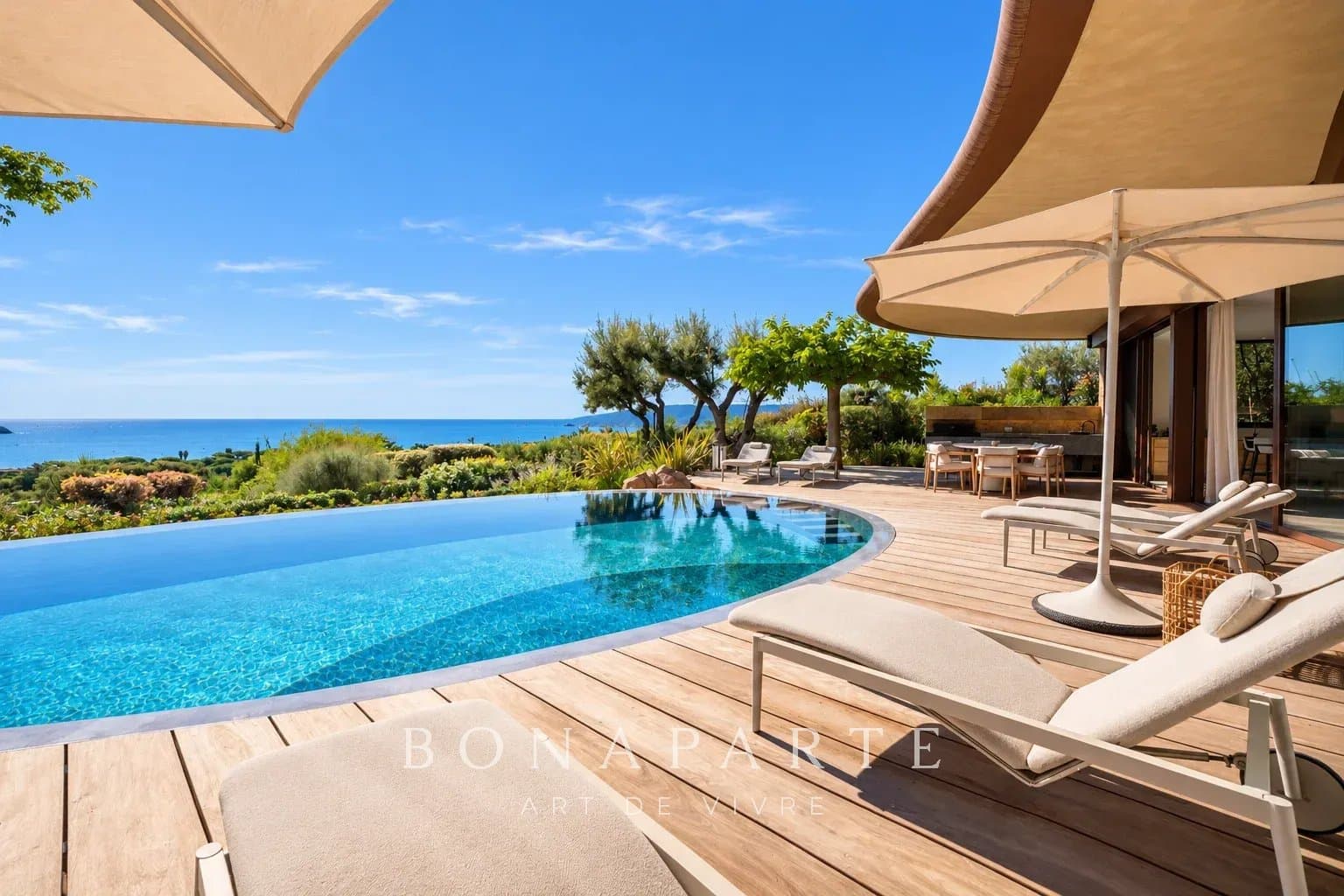 RAMATUELLE – PLAGE DE PAMPELONNE: Villa contemporaine d’exception avec vue panoramique sur la Méditerranée - Photo 3