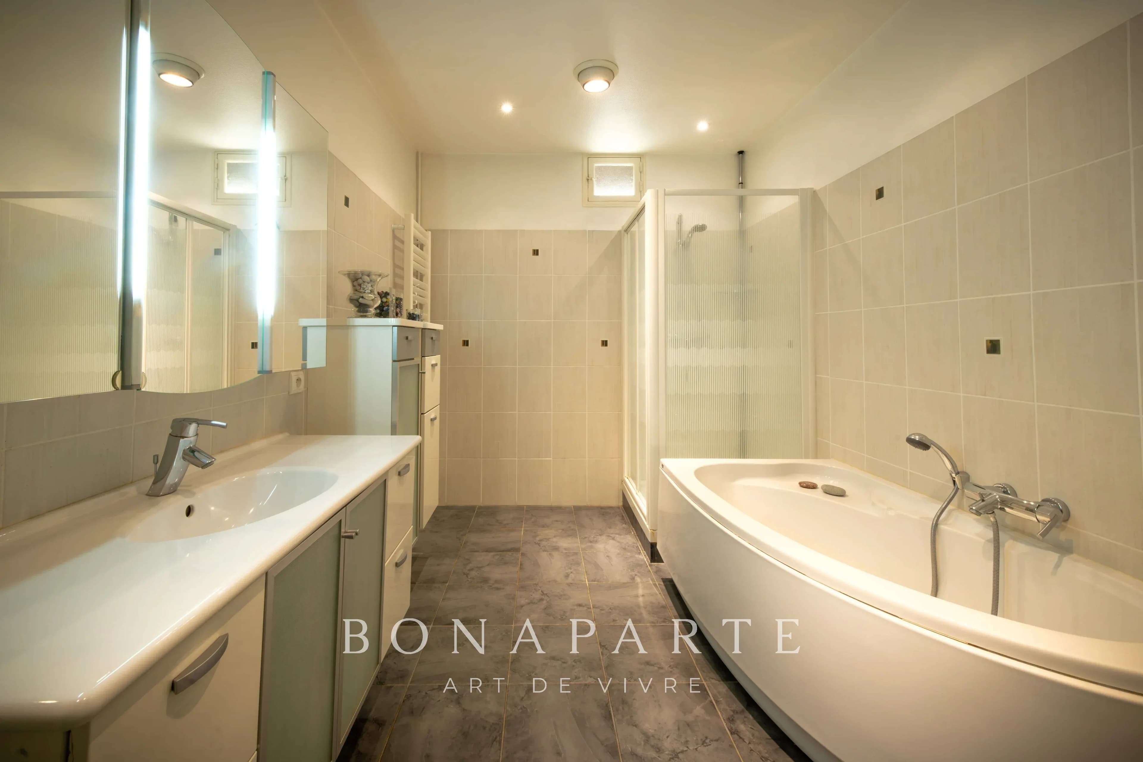 Élégant appartement haussmannien au cœur de Roanne - Photo 11