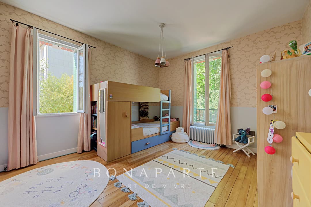 Vue Tour Eiffel – Maison familiale de 219 m² avec jardin de 550 m² – Adresse confidentielle - Photo 17