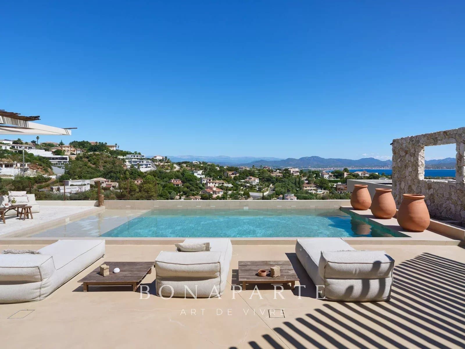 VILLA CONTEMPORAINE D’EXCEPTION – VUE PANORAMIQUE SUR LA MÉDITERRANÉE - Photo 20